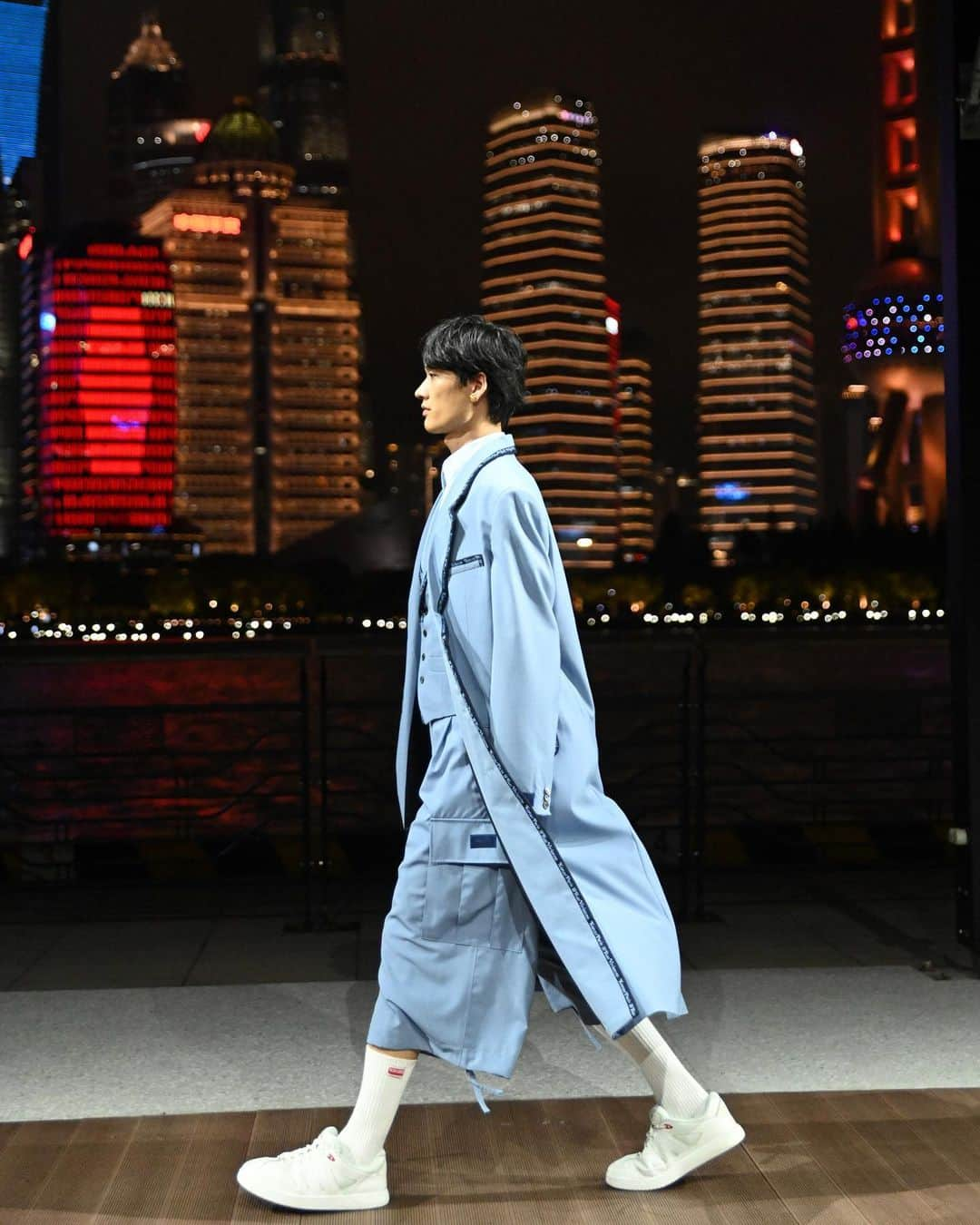 JiweiJWさんのインスタグラム写真 - (JiweiJWInstagram)「@kenzo ss24 at the bund in shanghai!#kenzo #ss24 #fashion #show」7月28日 22時49分 - jiweijw