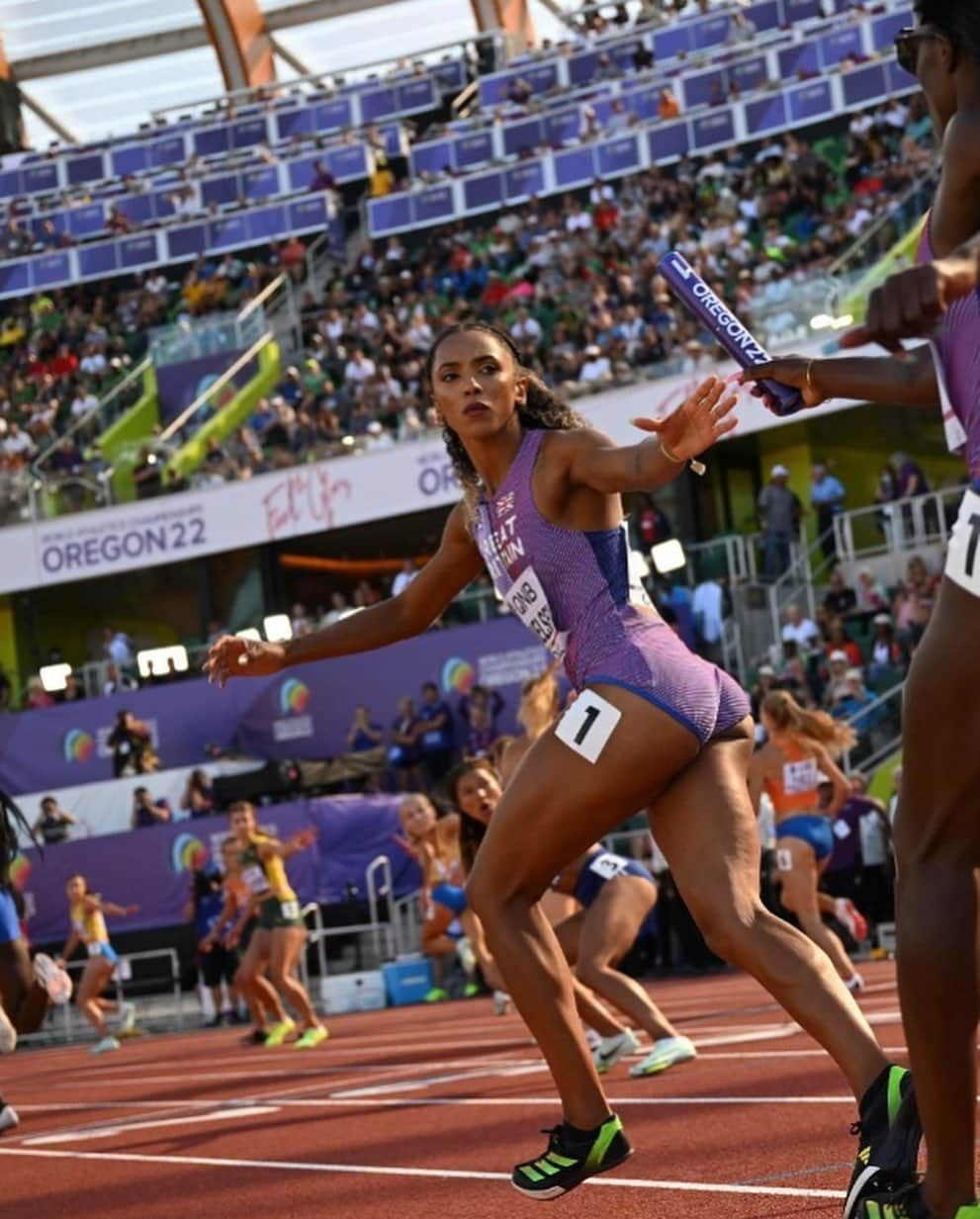 Laviai NIELSENさんのインスタグラム写真 - (Laviai NIELSENInstagram)「world championships no.5 🇬🇧   in a season that has been hard to come to terms with so far, I feel proud to have still made it into a very strong 4x400m squad 💙 I’ll continue to work hard to be at my best for the team in Budapest && hopefully be back on another world podium 🫶🏽」7月28日 22時53分 - laviai