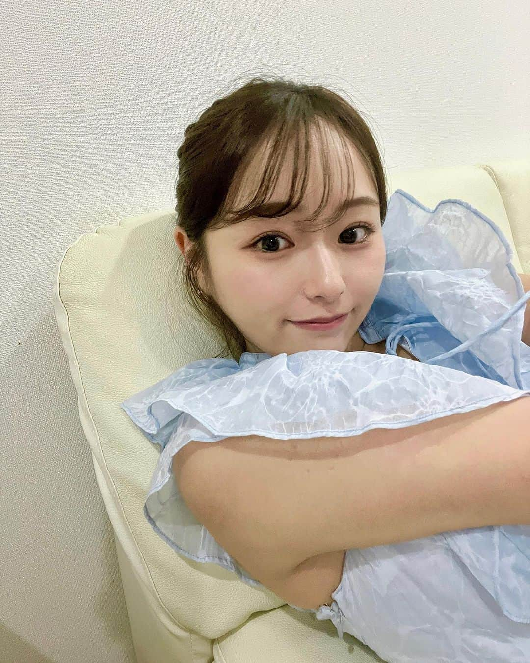 奥原ゆきのさんのインスタグラム写真 - (奥原ゆきのInstagram)「今日はメンバーの誕生日でした。 誕生日なのに仕事でごめんよ〜と言いながらmtgしてたら、「1週間前の風邪がまだ治ってない&今日は昼も夜もmtgです‥」と言っていてほんとにお疲れ様‥💦  実はこのメンバー、私がミスコンに出た時のマネージャーだったのですが、彼に限らずミスコンのマネージャーって本当に凄いんです。 大学入学早々、文化祭実行委員会に入ったら突然「フォロワー0人から始まる一般人のマネージャー」になって、お給料は勿論出ないのに連日撮影に同行して、SNSチェックして、その他の仕事もこなして‥ コミットする度合いは人それぞれだと思いますが、良くやってくれたな、と😂  だから、起業してメンバーを募集しよう！と思った時にスカウトしました🥸（即決ではなく一度"検討します"と持ち帰られました！笑）  私が抜けてる所はズバりと指摘してくれ、なんだかんだ大学1年生から約4年間一緒に走ってくれてます。  他にも個性豊かなメンバーが沢山いるのでまた紹介するね。  この日のワンピースは @jillbyjillstuart_official  生地にレースが織り込まれててとても可愛かった✨ . . #学生起業 #女子大生起業 #ミス慶應 #jillbyjillstuart」7月28日 22時54分 - yukino_okuhara