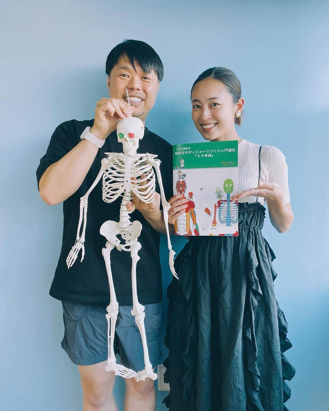 滝裕可里のインスタグラム：「なんとなーく ずっと苦手だった解剖学の理解を 深めに行って来ました🦴🦴🦴  ヨガを伝えるうえでも 犬を見るうえでも 骨格を理解するって本当に大切。  色んなことが腑に落ちる 素晴らしい学び時間でした。  有川先生、 ありがとうございました！ (@anatomylabo )  大人になって 勉強をする事が好きになった😌  気づけば学びを深めている  もっと早くから始めてたらって たらればは思いがちだけどね でも全てはナイスなタイミングで 自分の目の前にやって来るのだと思うんだ  今まで自分が歩んできた歴史があるから 腑に落ちることだっていっぱいあるしね🌱🫶  とりあえず今は 色んな人の肩甲骨触りたいっ🤤」