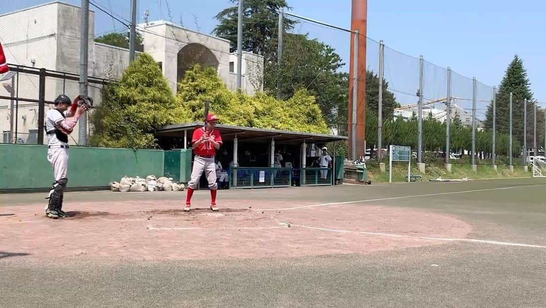 西寺郷太のインスタグラム：「#郷太通算勝敗 409試合 210勝111敗  先発して勝利！ 暑いのと、ピッチャー人材豊富なこともあり最近は継投が多い。ヒット打つと長時間グランドにいるから、ちょっと熱中症気味になり途中交代。打った瞬間ははしゃいで今や誰もしていないペッパーミルで上機嫌だったんだけど。  5月かな？練習試合、世田谷公園でニャンニャンタイガースにめちゃくちゃ打たれて以来、投げて負けてない。勝つか引き分けか代わってから勝敗が動くか。  にしても木曜日に先発して、明日土曜日早朝も先発で、日曜夜はナイターって甲子園球児か！  ゆっくりボールを投げてるからかまったく肩も痛くならないし、よくわからないゾーンに突入してます。草野球四日で３連投。世の中は FUJI ROCK なのに（笑）。  この前、対戦相手の選手が試合後に僕のポッドキャストやラジオ含めファンだと言ってくれて写真を撮ってほしいと。奥さんもファンだと。で、びっくりしたのが2年前やっていた「西寺郷太の草野☆球太郎」ってポッドキャストを聴いて、草野球やりたくなって僕らサンキングも参加してる「早朝ソ・リーグ」のそのチームに入ったと。  早朝リーグで対戦する時、僕はいけない日もあるので、初めて一緒に草野球で対戦出来たと喜んでくれて。確かに「草野☆球太郎」は半年の約束で始まってすぐ終わったんだけど楽しかったなぁ。  草野球界に貢献できてる気がした出来事でした。  あと、この前エレキコミックの発表会で BOSE さんに会った時も「野球で活躍してるのみてるよ！」的な言葉を頂いたので、そういう瞬間も地味に嬉しい。  昨日の試合は新しい変化球を試していたのと暑さのせいか自分としては珍しくファーボール連発してしまい意気消沈したけど、チームが打ってくれて勝てた。明日明後日はどうなることだろうか。」