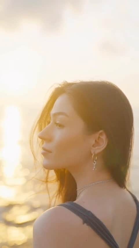 のインスタグラム：「Living for those golden moments. 🌅🧡 @meltemakcol #MomentsWithPandora #SeekTheSun #Pandora」
