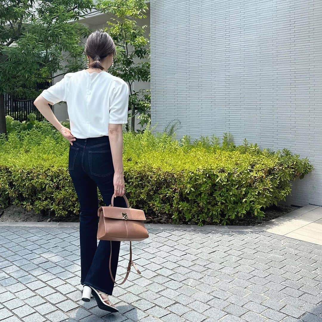 いつたけさんのインスタグラム写真 - (いつたけInstagram)「. @gu_for_all_ デニムのコーデ👖  期間限定価格の時に即色違いで追加購入した♡ ミドルライズフレアジーンズです!  #fashion #ootd #gu #guデニム #ママコーデ #ママファッション #40代コーデ #40代ファッション #itutake」7月28日 23時05分 - itutake