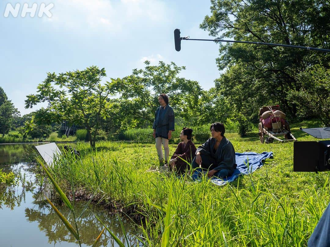 らんまんさんのインスタグラム写真 - (らんまんInstagram)「#らんまん観察日記📸  池のほとりで一休み＆池に落ちるシーンのメイキングをお届け🏞  この日は、すがすがしいほどの晴天☀ 日ざしが強く、とても暑い日でしたが、俳優陣やスタッフたち一丸となって撮影しました💪  #朝ドラらんまん #神木隆之介 #大東駿介 #山谷花純 #池田鉄洋」7月29日 13時00分 - asadora_ak_nhk