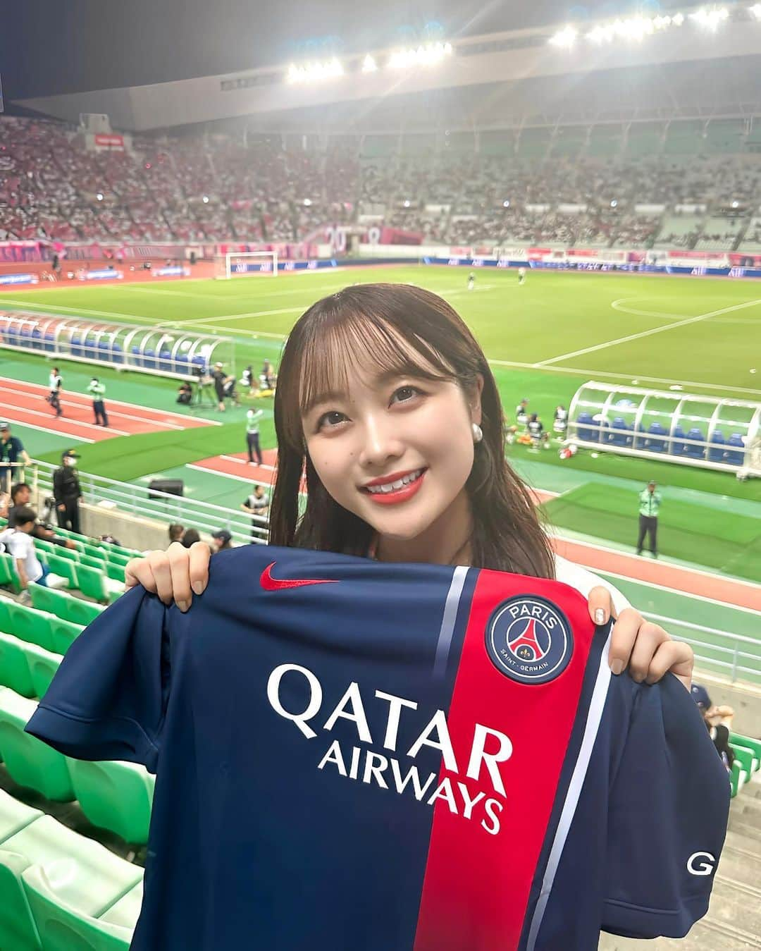 志賀可奈子のインスタグラム：「パリ・サン=ジェルマンFCのプレミアムパートナーであるカタール航空様にご招待いただき、  PSG対セレッソ大阪の試合を観戦してきました！🥹  世界の大スターがこんなにも近くに、、 もう、なんとも、どうしようもなく、贅沢な時間でした🤦🏻‍♀️♡  今日はサッカーがより一層好きになった日です⚽️ 素晴らしい体験をありがとうございました🙇🏻‍♀️🙇🏻‍♀️  そして嬉しいことに！！ カタール航空様は来年の3月から関空からも運行予定だそう！いつか海外リーグも現地で観戦してみたいなぁ☺️✈️ これを機に、最高級のフライトをぜひ皆さんも体験されてみてください🫶🏻  #qatarairways #PSG #カタール航空 #psgjapantour2023」