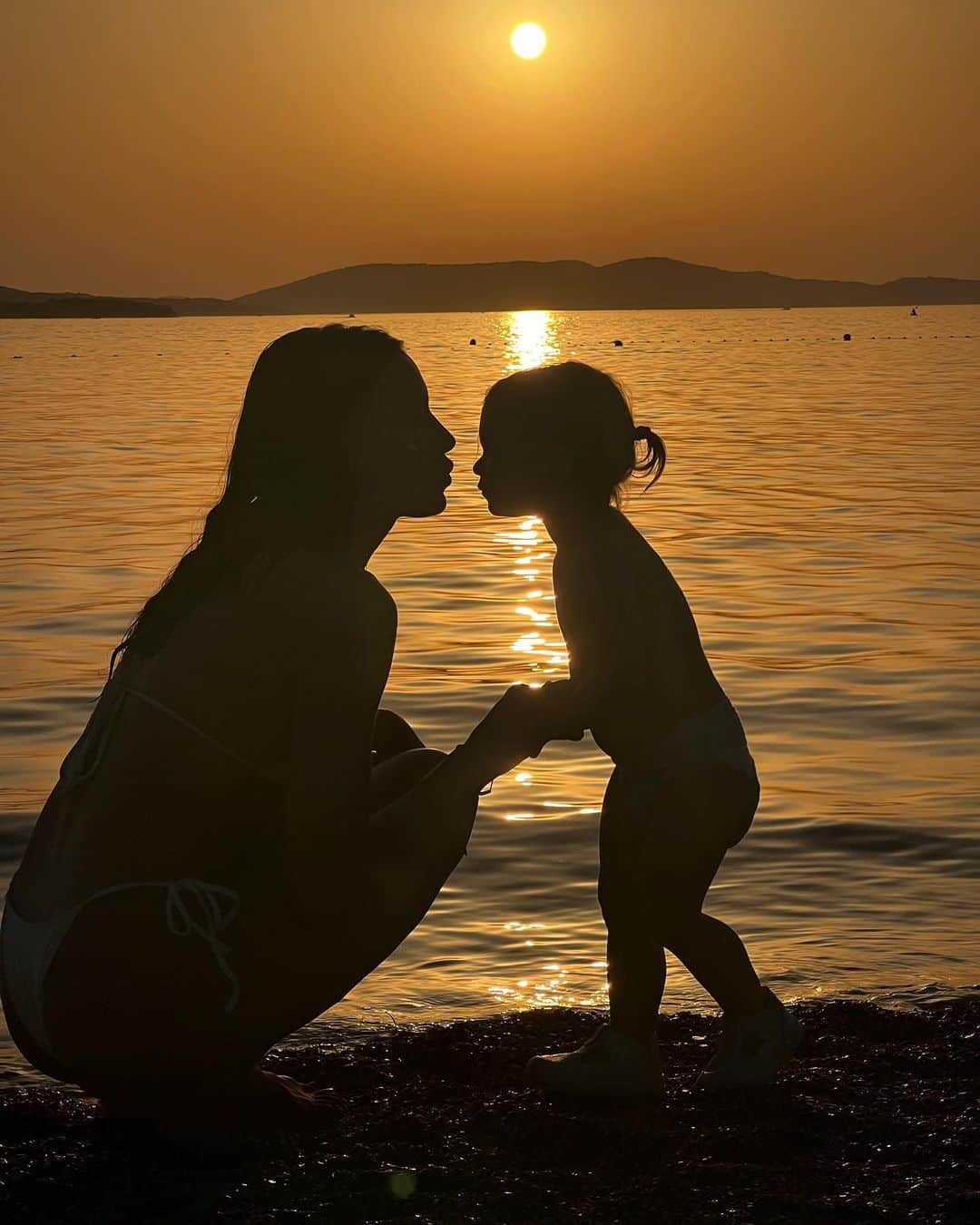 Meri Gulinのインスタグラム：「Sunset swims 🧡」