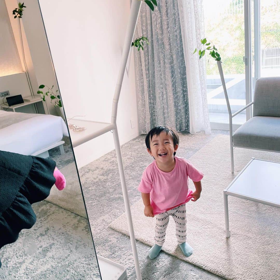 さえりのインスタグラム：「夜寝るとき。 「赤ちゃん抱っこする？バブバブする？」と聞くと「んー」と考えてから「ばぶばぶする」と答えて、赤ちゃん抱っこ(横抱き)して欲しがるお子太郎。  ほんの数分で飽きて「ゴロンする」と言って離れちゃうんだけど、でもなんだかんだ毎晩、赤ちゃん抱っこしてる。  その時間はいつも、おでこを撫でながら「だいすきだよ。これからもずっとずっと、ママの大事な大事な赤ちゃんだよ。かわいい、だいじな子。だいすきな、ママの赤ちゃん。生まれてきてくれてありがとう」とか言いながらユラユラする。その間、お子太郎はちょっとだけ照れくさそうに笑ったり、とろんと眠そうな顔をしたりして、甘えてる。  それでさ、今日さ、いつものように赤ちゃん抱っこして、大事な赤ちゃんだよって話した後、いつも通りにゴロンして、横になって、眠りに落ちる直前。お子太郎が、小さな小さな声で「ママぁ？　カーズ　ありがと」と、今日買ったばかりのおもちゃへのお礼を言ってくれて、びっくりして笑ってたら、そのあとで「ママぁ？　だいじなあかちゃん　ありがと」と言ってきたので、泣いちゃった。ありがとうは、こっちだよ。  #2歳2ヶ月 #男の子ママ」
