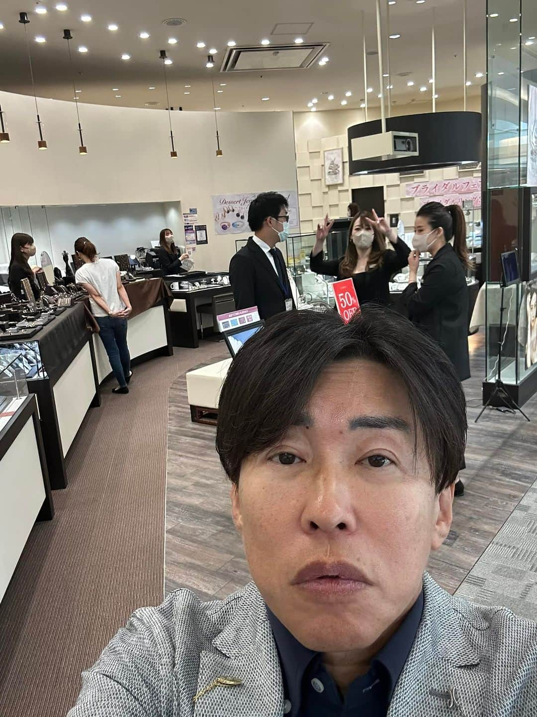 中野猛のインスタグラム：「GEMCEREYの姉妹店で奈良県橿原市のAEON MALLの中にあるセカンドブランドDICHAへ行って来ました。 久しぶりに奈良のお客様とスタッフに会えて良かった。 自分が幼少期を過ごした場所でもあるので、奈良に帰ると気持ちが初心にリセットされます。 奈良を出て起業の為に京都へ向かうときに不安だらけだったけど「下を向いていたら、虹を見つけることは絶対に出来ないしな。」 なんて常に前と上しか見て無かった31年前が懐かしい。 また、帰ってこよう。 #DICHA #AEONMALL橿原　#ジェムケリー　#gemcerey」