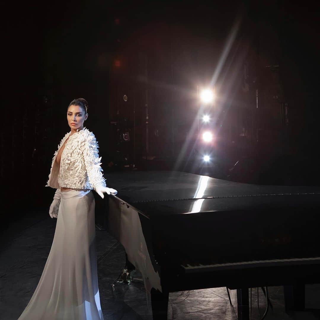 sananasさんのインスタグラム写真 - (sananasInstagram)「Sanaa, charming the audience by the piano at the @theatre_champs_elysees in Haute Couture Fall Winter 2023.  #StephaneRolland #HauteCouture #FW23」7月28日 23時12分 - sananas2106