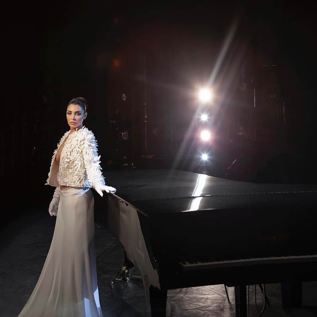 sananasのインスタグラム：「Sanaa, charming the audience by the piano at the @theatre_champs_elysees in Haute Couture Fall Winter 2023.  #StephaneRolland #HauteCouture #FW23」