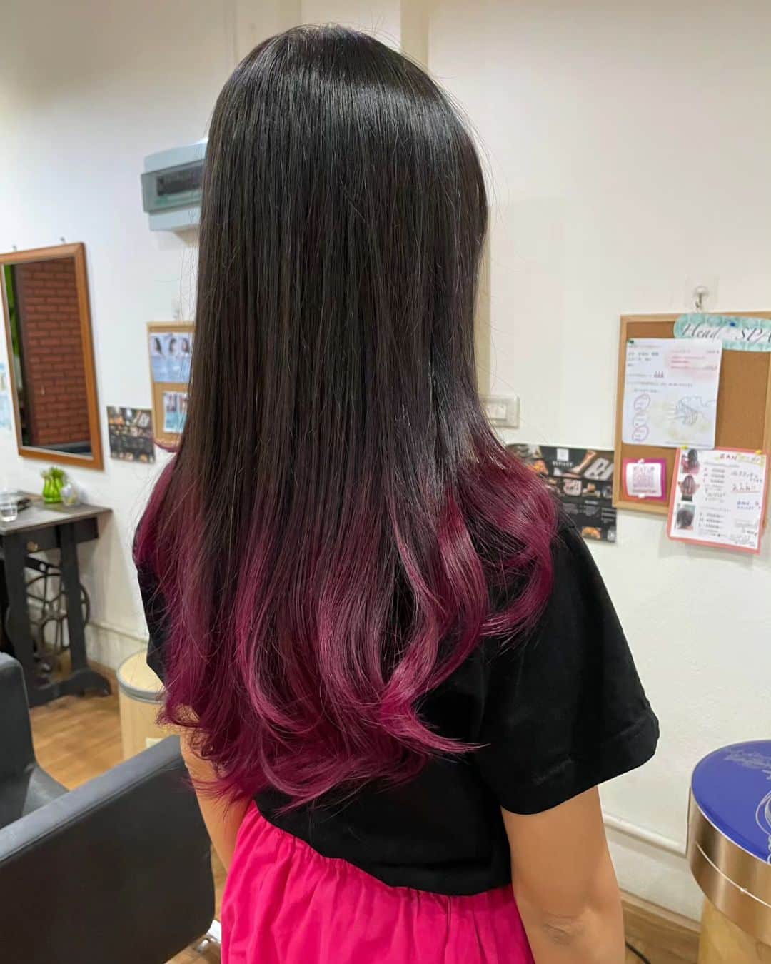 ビーム先生さんのインスタグラム写真 - (ビーム先生Instagram)「สีผมมันดี มันจึ้ง มันสวยมาก ไอเลิฟสีนี้  ピンク髪大好き🩷 รูปสุดท้ายคือบีฟอร์นะ หัวพังไม่ไหว ทำสีผมทรงผมสไตล์ญี่ปุ่น @haircraftzan เลยค่ะ ได้ตามที่ต้องการทุกรอบเลย ไปให้สุดหยุดที่หัวสีชมพู  จริงๆก็แอบอยากทำทั้งหัวแต่แค่นี้ผมก็เส้นเล็กไม่ไหวละ  #ヘア #ผมชมพู」7月28日 23時15分 - beamsensei