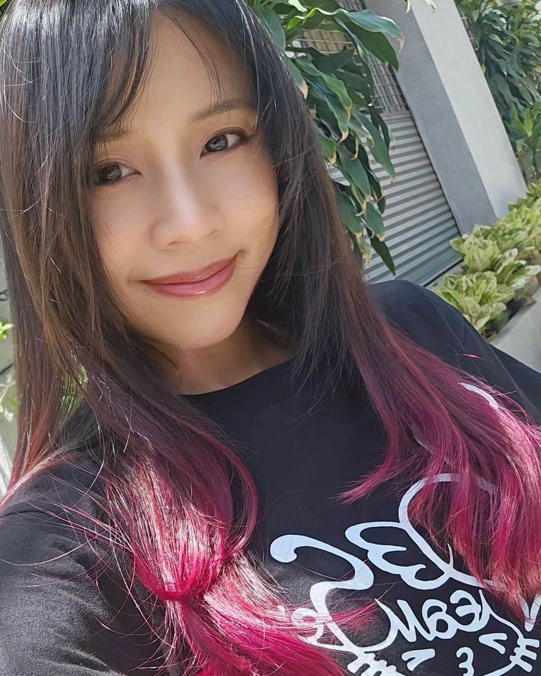 ビーム先生のインスタグラム：「สีผมมันดี มันจึ้ง มันสวยมาก ไอเลิฟสีนี้  ピンク髪大好き🩷 รูปสุดท้ายคือบีฟอร์นะ หัวพังไม่ไหว ทำสีผมทรงผมสไตล์ญี่ปุ่น @haircraftzan เลยค่ะ ได้ตามที่ต้องการทุกรอบเลย ไปให้สุดหยุดที่หัวสีชมพู  จริงๆก็แอบอยากทำทั้งหัวแต่แค่นี้ผมก็เส้นเล็กไม่ไหวละ  #ヘア #ผมชมพู」