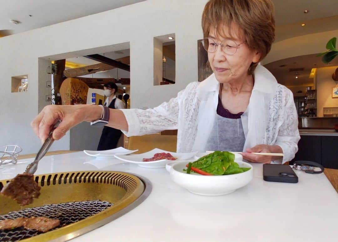 Cooking with Dogのインスタグラム：「Chef enjoys the most popular lunch set at "Pyon Pyon Sha GINZA UNA," a specialty restaurant for Morioka Reimen, one of the three famous noodles in Morioka. 🍜👩‍🍳😋 The noodles are chewy and smooth, with a refreshing texture, and the yakiniku is incredibly tender and delicious. 🥩😍 盛岡三大麺の一つ盛岡冷麺の専門店「ぴょんぴょん舎 GINZA UNA」で一番人気のランチメニューいただきました。麺はシコシコツルツルで喉越し良く、焼肉もすごく柔らかくて美味しかったです！ #moriokareimen #盛岡冷麺」