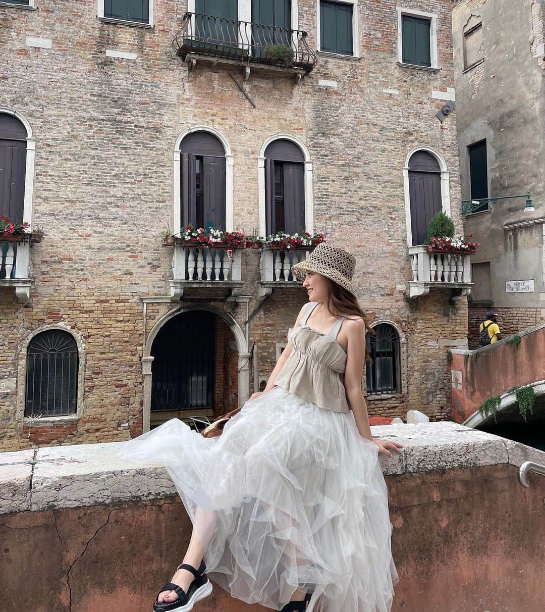 大野愛友佳さんのインスタグラム写真 - (大野愛友佳Instagram)「Venice , Italy🇮🇹  ヴェネツィア投稿、続き✔️  2日目は街をひたすら歩いて、 美味しいものや、ここでしか出会えないお土産探し♩  出会った人たちが本当に優しくて。 お昼の景色も、夜の静けさも、 なくなってしまうかもしれないけど、 一生に一度は行きたいとおもっていたので、本当に行けてよかったなぁと感じながらたくさん歩いた✨  この街が大好きになりました♡  #ヴェネツィア#ヴェネツィア旅行#ベネチア#イタリア旅行」7月28日 23時24分 - ohnoayuka