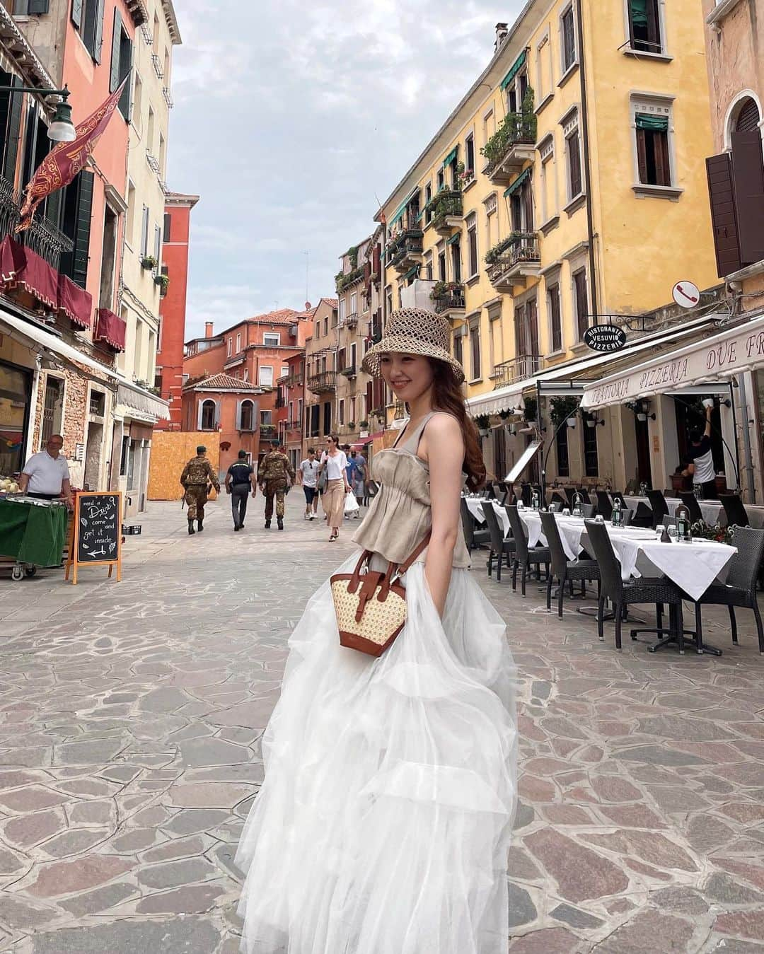 大野愛友佳さんのインスタグラム写真 - (大野愛友佳Instagram)「Venice , Italy🇮🇹  ヴェネツィア投稿、続き✔️  2日目は街をひたすら歩いて、 美味しいものや、ここでしか出会えないお土産探し♩  出会った人たちが本当に優しくて。 お昼の景色も、夜の静けさも、 なくなってしまうかもしれないけど、 一生に一度は行きたいとおもっていたので、本当に行けてよかったなぁと感じながらたくさん歩いた✨  この街が大好きになりました♡  #ヴェネツィア#ヴェネツィア旅行#ベネチア#イタリア旅行」7月28日 23時24分 - ohnoayuka