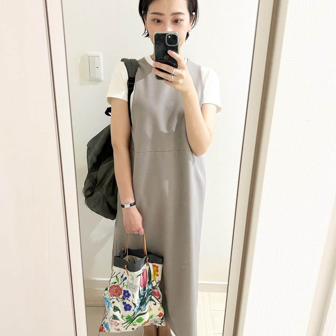 加藤沙知さんのインスタグラム写真 - (加藤沙知Instagram)「私服と衣装とヘアセットと🌻  1枚目は私服です。 手に下げている袋は、母の手作りバッグ♪ 使わなくなったスカーフでできています☺️ 久々に使うので嬉しかった記念。  2枚目:7月24日(月) 3枚目:7月25日(火) 4枚目:7月26日(水) 5枚目:7月27日(木) 6枚目:木曜日のヘアセットをしていただいている美容室にて🫶  7枚目:今週も頂きました！背徳のアイス🤭  衣装&ヘアセットについて、詳しくは番組アカウント(@check.mrt )に掲載しています🙇‍♀️  そして。 来週(7/31〜8/4)は、夏休みを頂き、 番組はお休みします🙇‍♀️  #MRT#チェック#check #衣装#コーディネート #オフィスコーデ#通勤コーデ #ヘアセット#ショートカット」7月28日 23時29分 - mrt.kato