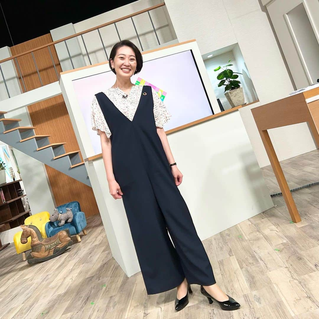 加藤沙知さんのインスタグラム写真 - (加藤沙知Instagram)「私服と衣装とヘアセットと🌻  1枚目は私服です。 手に下げている袋は、母の手作りバッグ♪ 使わなくなったスカーフでできています☺️ 久々に使うので嬉しかった記念。  2枚目:7月24日(月) 3枚目:7月25日(火) 4枚目:7月26日(水) 5枚目:7月27日(木) 6枚目:木曜日のヘアセットをしていただいている美容室にて🫶  7枚目:今週も頂きました！背徳のアイス🤭  衣装&ヘアセットについて、詳しくは番組アカウント(@check.mrt )に掲載しています🙇‍♀️  そして。 来週(7/31〜8/4)は、夏休みを頂き、 番組はお休みします🙇‍♀️  #MRT#チェック#check #衣装#コーディネート #オフィスコーデ#通勤コーデ #ヘアセット#ショートカット」7月28日 23時29分 - mrt.kato