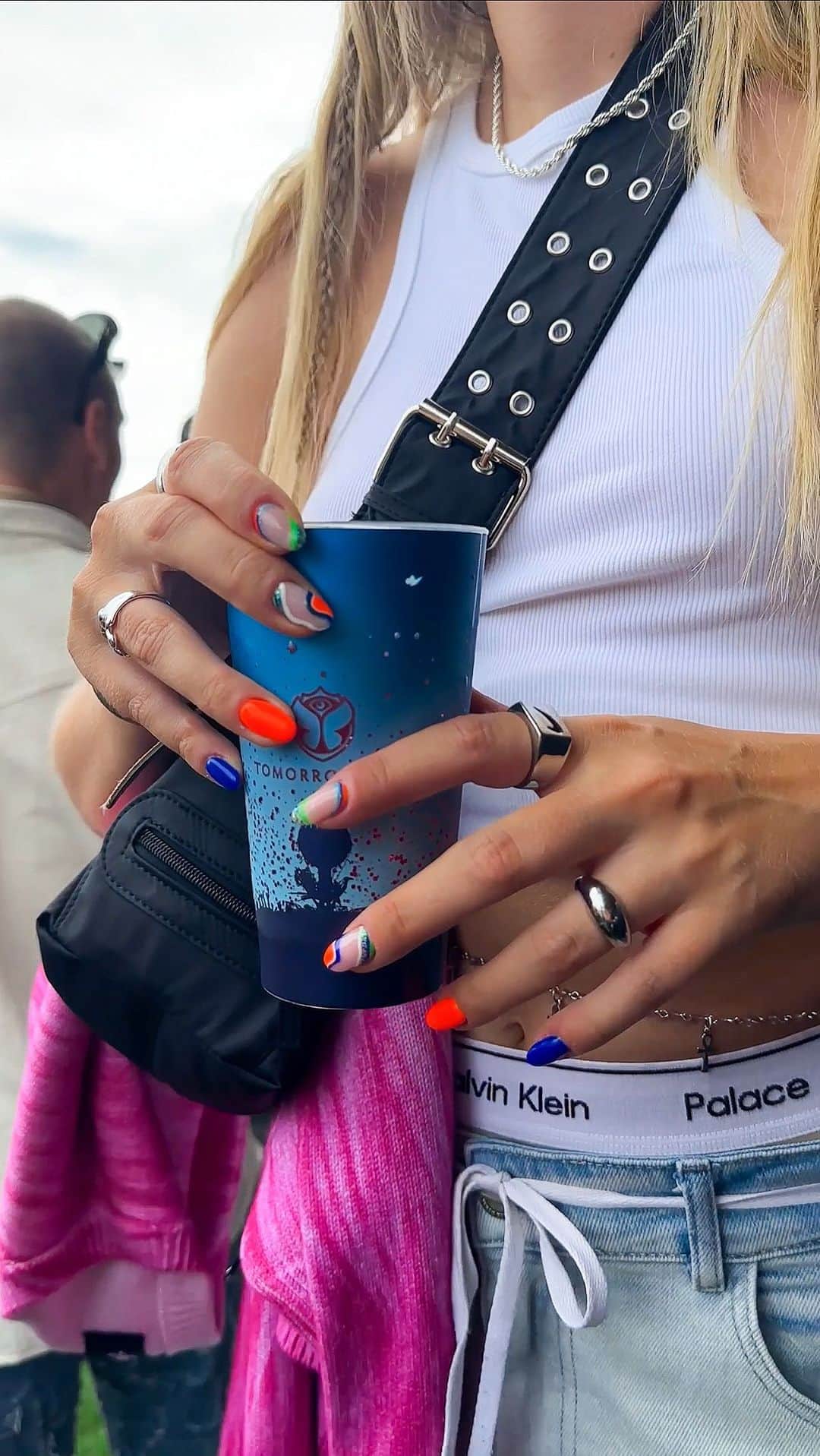 Marije Zuurveldのインスタグラム：「T is je favo selfmade nagelstyliste!! 💅🏼👅  Tijd voor wat meer uitleg dus hierbij een heel stappenplan voor de perfecte festival nail art met de nieuwe hidden treasures collectie van @pinkgellac 🪩  En natuurlijk heb ik korting gefixt!! Gebruik de code “MARIJE10” voor 10% discount tijdens het afrekenen❗️  HOW TO: 1: Begin met de perfecte prep! Aka: Vijl het oppervlak van je nagels met een polijstblok, vijl je nagels in de gewenste vorm en ontvet je nagels met een cleaner. 2: Breng een laagje prep booster aan en laat dit 30 seconden aan de lucht drogen (niet onder de lamp). 3: Breng 1 of meerdere laagjes rubber base aan (ik doe er altijd 2 of 3) en laat 1 minuut uitharden onder de lamp. (Gebruik je geen rubber base? Begin dan gewoon lekker met een laagje gewone base) (Tip: vergeet het bovenste randje van je nagel niet om chippen tegen te gaan!!) 4: Breng voor de ‘artloze nagels’ 1 of meerdere laagjes gellac in kleur naar keuze aan en laat ook deze 1 minuut onder de lamp uitharden.  Tijd voor nail art! ✨ 1: Breng van alle kleurtjes die je wil gebruiken een druppel aan op een palette. 2: Zoek een inspo plaatje op zodat je weet wat je wil maken en teken met een nail art penseel dunne lijntjes. (Tip: hard je art meteen uit onder de lamp zodat het niet in elkaar gaat overlopen) 3: Eindig met een top coat en laat deze 1 minuut uitharden onder de lamp. 4: Verwijder de plaklaag met een watje en cleaner en DONE!  Love you @pinkgellac *AD 🫶🏼」