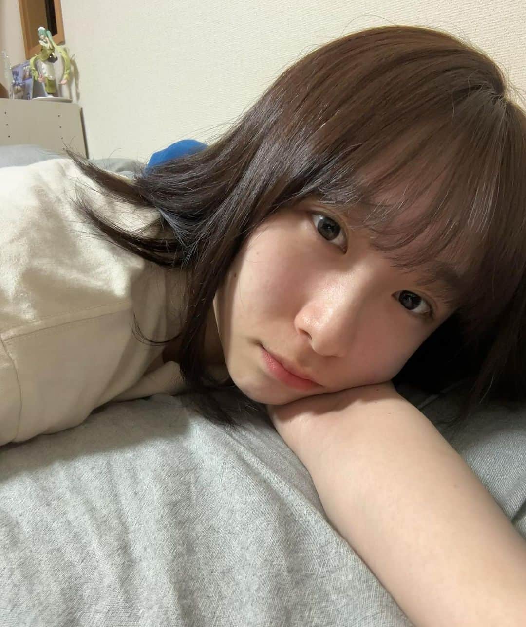 伊藤雨音のインスタグラム：「24歳最後の写真。記念に撮った。笑 今日は帰宅して寝落ちしてしまって、警察に逮捕される夢見ました。  もう24歳か〜とか思ってたのにもう25歳になってしまうんですか。怖いですね。」