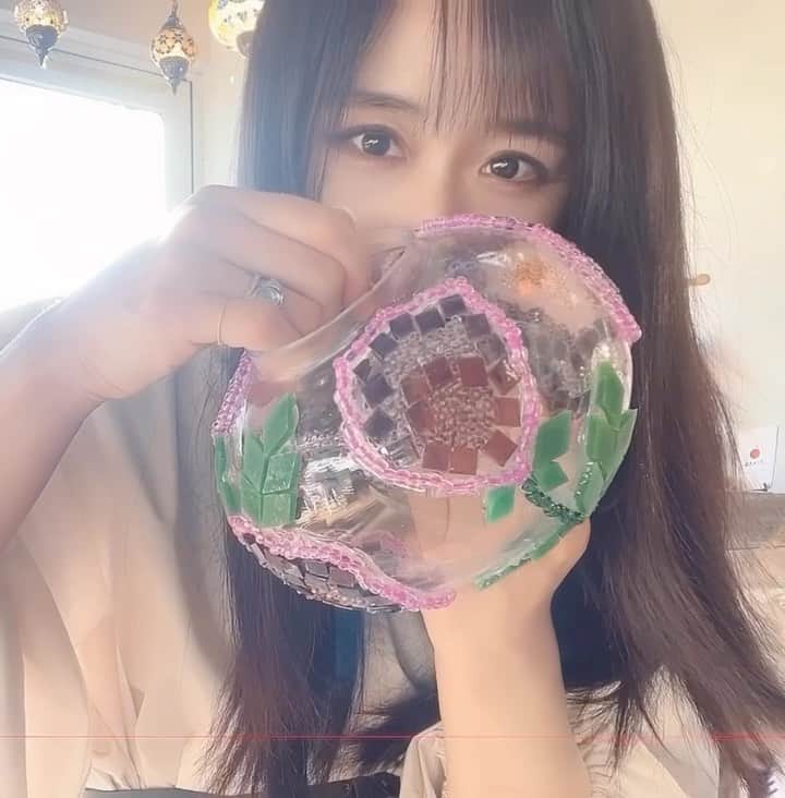 久保亜沙香のインスタグラム：「またまたトルコランプワークショップ行ってきました🇹🇷  ４回目だよ👀  今回は、お盆用の提灯のイメージで(トルコどこいった)。 花が咲いては喜んでた、大好きだった牡丹の花にしたかったけど難しーい𓆸 もう3回忌だなぁ… 一粒一粒に愛を込めてみたり、無心になってみたり。 こういう時間が大切だな。°」