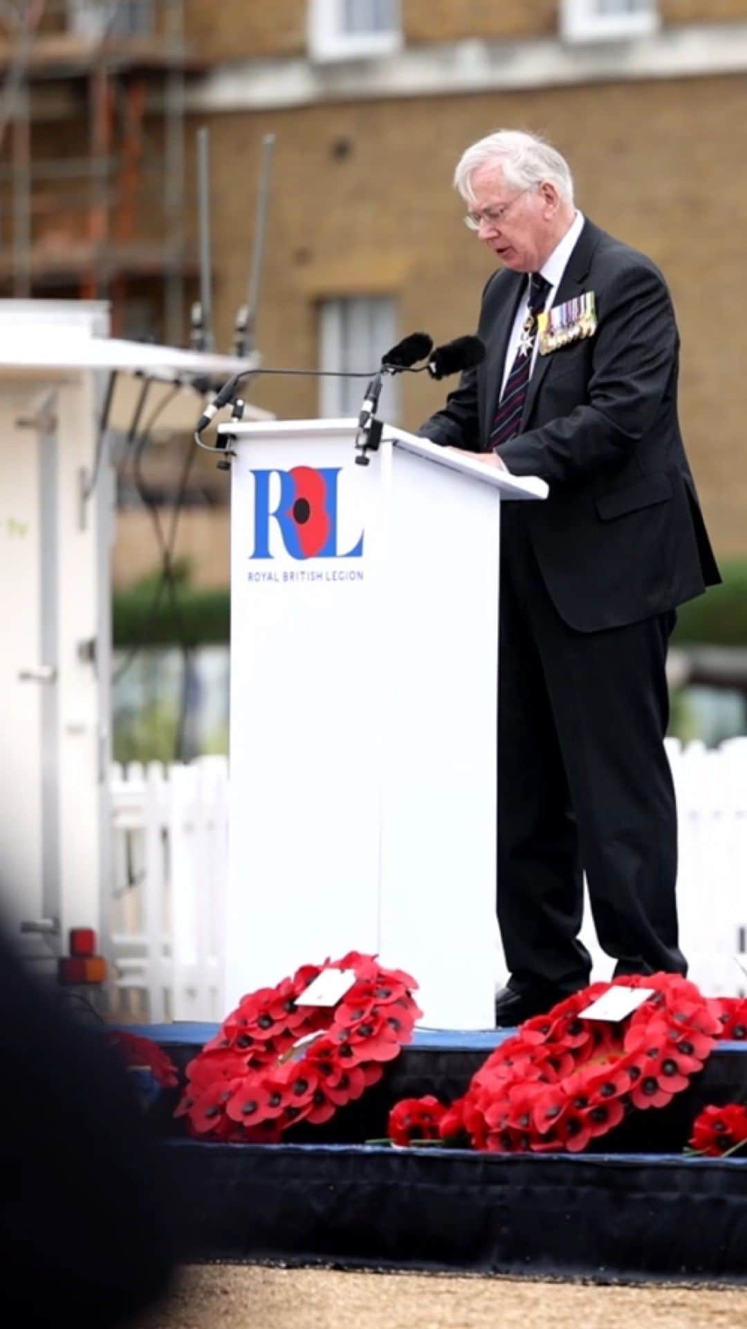 ロイヤル・ファミリーのインスタグラム：「Yesterday at Horse Guards Parade, The Duke of Gloucester joined serving soldiers and veterans from the UK and Korea, at the Royal British Legion’s Remembrance Service to mark the 70th anniversary of the end of the Korean War.  The Duke laid a wreath and delivered a speech, remembering the 81,000 people who served in the Korean War, including more than 1,000 British servicemen who were killed in action.  His Royal Highness said:  “The immediate consequences of the conflict were catastrophic: Over two and a half million fatalities, directly affecting many more millions of lives.  The millions of fatalities were husbands and wives, brothers and sisters, fathers and mothers, sons and daughters who were called upon to serve, and of whom we should be rightly proud.  Today, those millions are now grandparents; uncles and aunts... So we must keep telling their stories to their grandchildren, nieces and nephews. The legacy of the Korean War is important, and remains relevant, for our next generation.”」