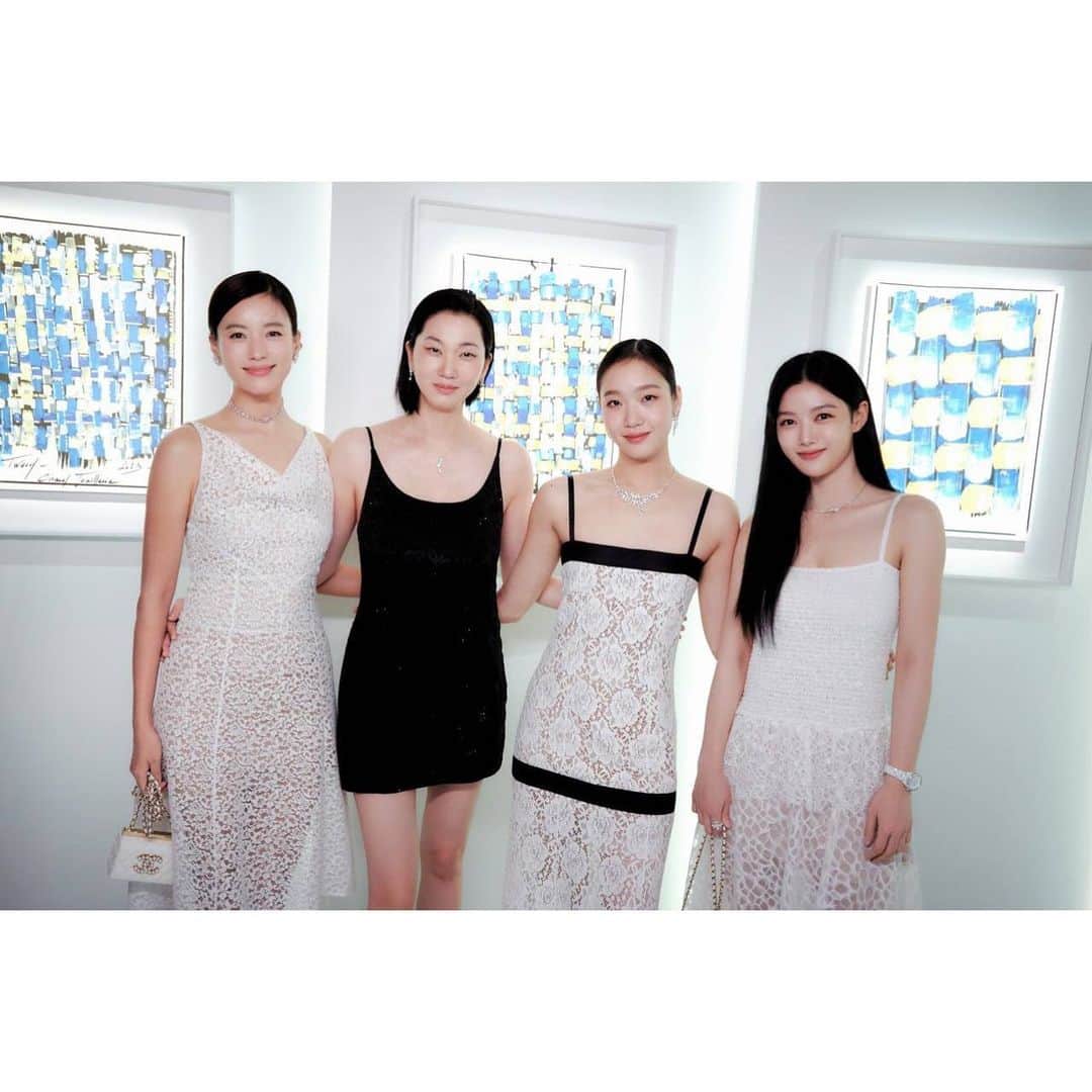ハン・ヒョジュさんのインスタグラム写真 - (ハン・ヒョジュInstagram)「Beautiful CHANEL with Beautiful people ✨  #TweedDeCHANEL #CHANELHighJewelry #샤넬하이주얼리 #트위드드샤넬 #CHANEL #샤넬」7月28日 23時49分 - hanhyojoo222