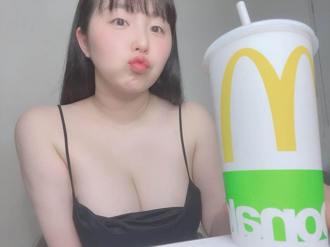 上田ミルキィのインスタグラム：「すまいるあげないぜ🍔🍟🍦〽️」