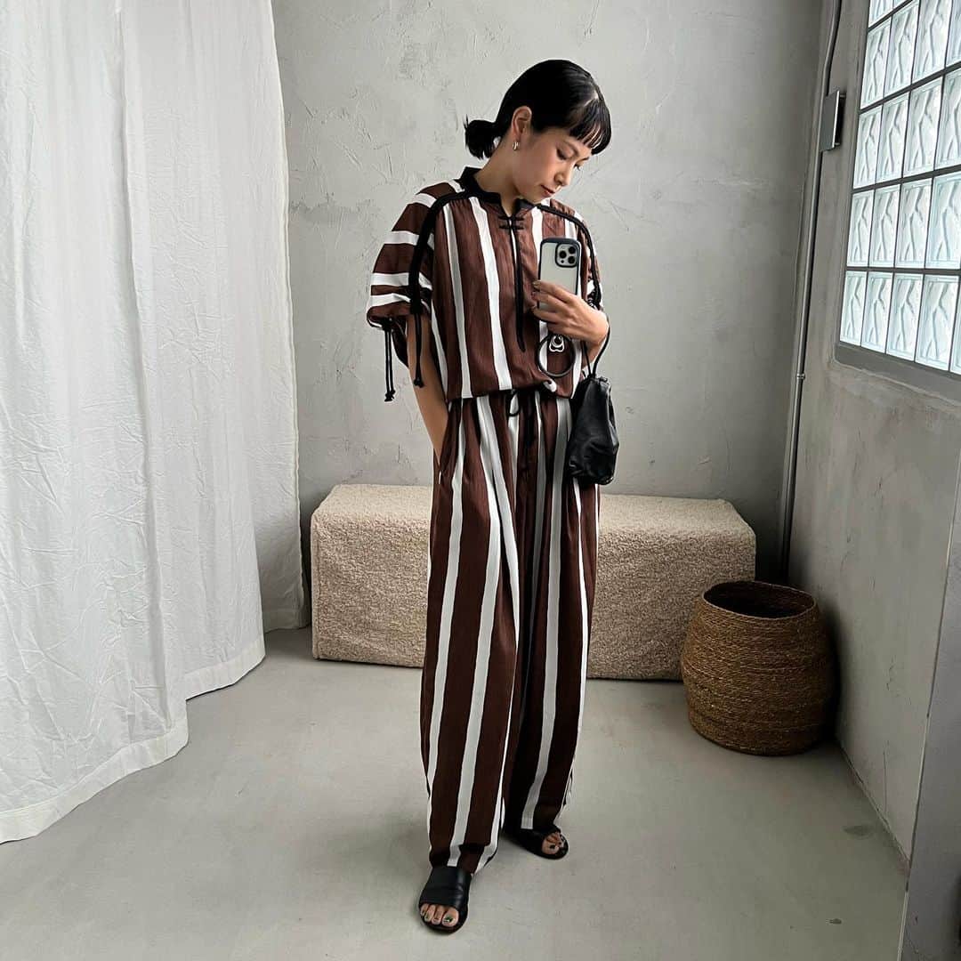 知念美加子のインスタグラム：「Coordinate 😊  狙ってたやーつ🤎 大好物のチャイナボタンなんだー！ @7floor_boutique で買えるよ♪  163cm / size 38  All in one @todayful_  Bag @7floor_boutique  Sandals @solsanathelabel   #coordinate #ootd #fashion #stylist  #ちねんすたいる #オシャレは自由 #セブフロこーで　#スタイリスト私物」
