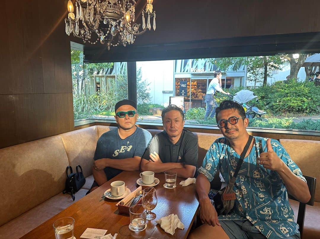 石塚啓次のインスタグラム：「夏の思い出シリーズ 時間ない中ありがとうございました！すごく落ち着いたいい時間でした。会ってて1番苦手でテンパる会話が途切れてても全く気にならなくらいリラックスできて自分の事も昔から知ってはる大人な人達! またですね！  #石塚啓次 #YouTube #宵宵祇園  #yoiyoigion  #ブエナビスタデポルテ #buenavistadeporte #バルセロナ」
