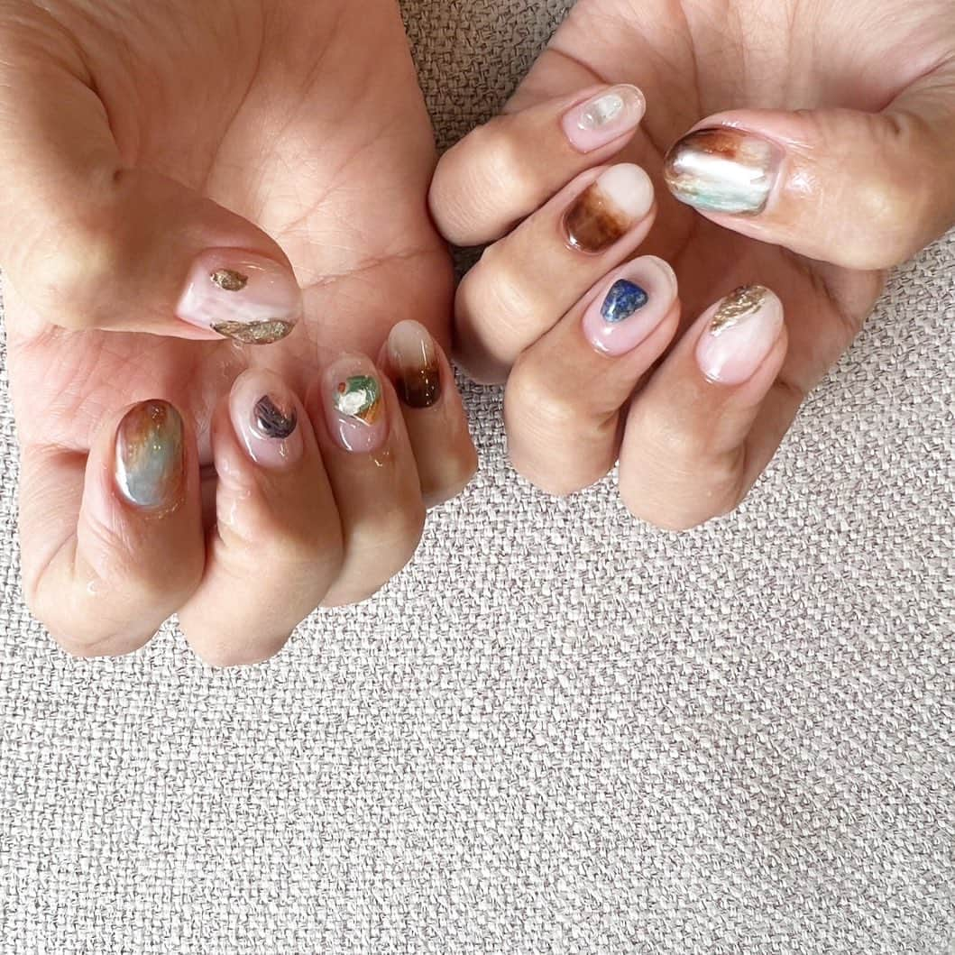 知念美加子さんのインスタグラム写真 - (知念美加子Instagram)「New nail 💘  地層やストーンをイメージしたデザインに🌋大人なちぐはぐネイルも可愛い🤤❤️めっちゃお気に入り🤎  Nailist @nail.okm  Nail salon @atelier_chinen_kakkokari  #newnail #ネイルデザイン　 #ちねんねいる　#ちぐはぐねいる #沖縄ネイルサロン #那覇ネイルサロン」7月28日 23時55分 - chinenmikako