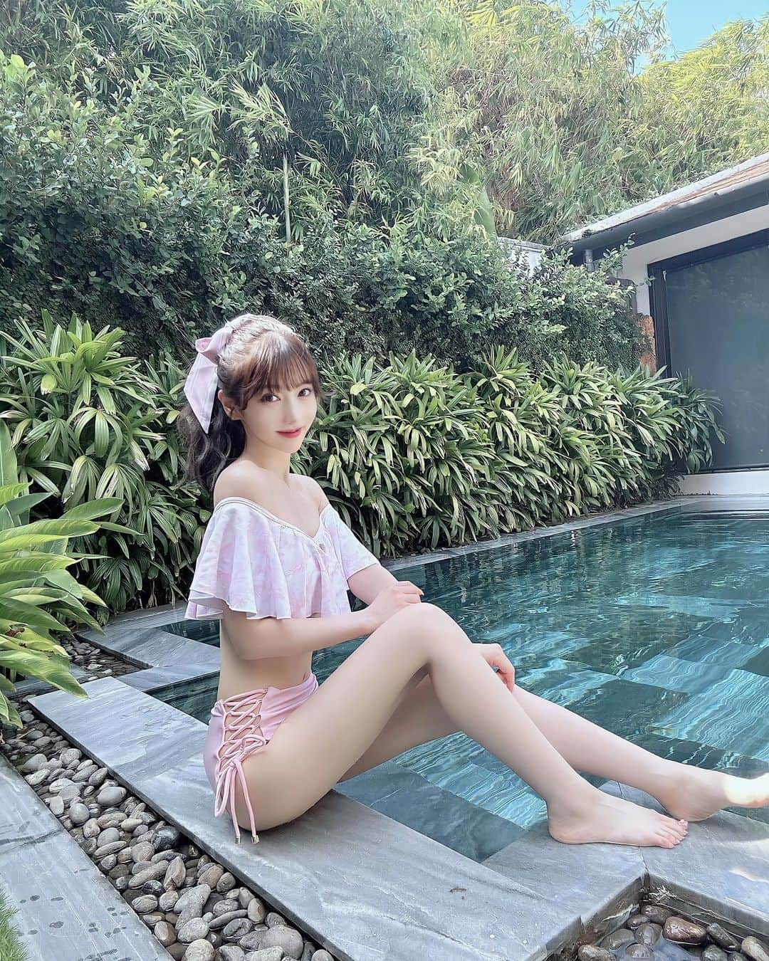 茜里さんのインスタグラム写真 - (茜里Instagram)「ダナン💕最高夏休みSTART👙 (社会人なので気分だけ笑) 写真いっぱいありすぎて今後何回か投稿する🤣 肌治療ピコスポットと顎ボトックスを打って、そばかすと顎の梅干しなくした☺️ エークリ手際よくてスキ。 飲む日焼け止めも買ったりして気休めでも飲んでたけどあんま焼けなかった！ あとは薄い肝斑治療も内服で処方してもらったよ💊  たくさん遊びつつ、日焼けしず、美肌ではいたいね😵‍💫💓  #aclinic #aclinic銀座 #ピコレーザー #ピコスポット #シミ取り」7月28日 23時56分 - riuakari