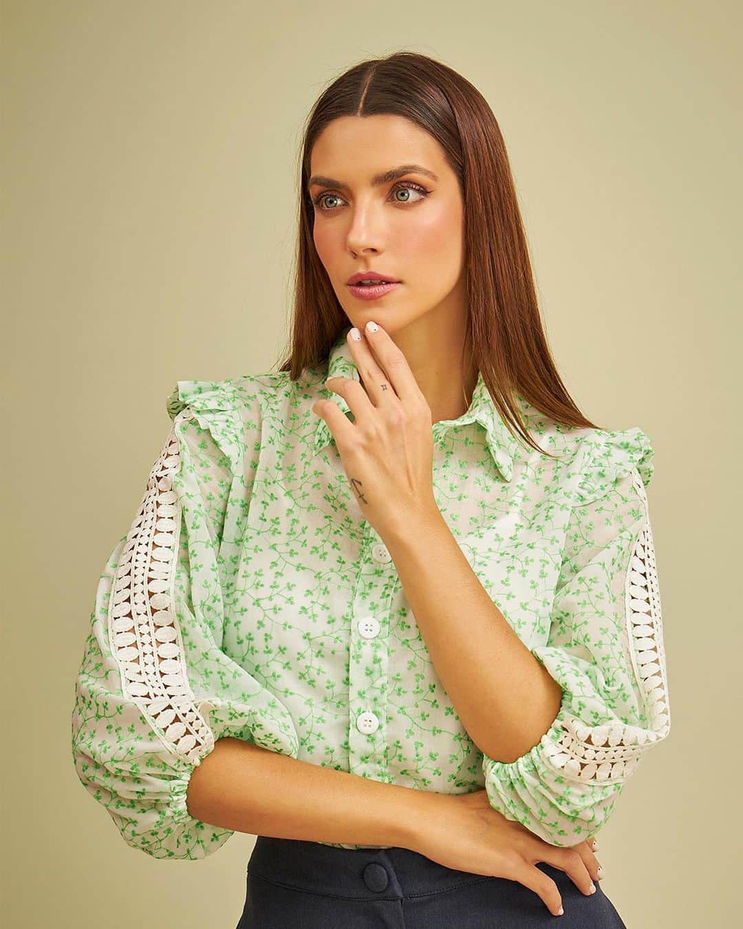 DECÊNCIAのインスタグラム：「O bordado delicado de linha transborda feminilidade e sofisticação. Blusa disponível no verde e no caramelo. Toque na tela para ver tamanhos e preço.」