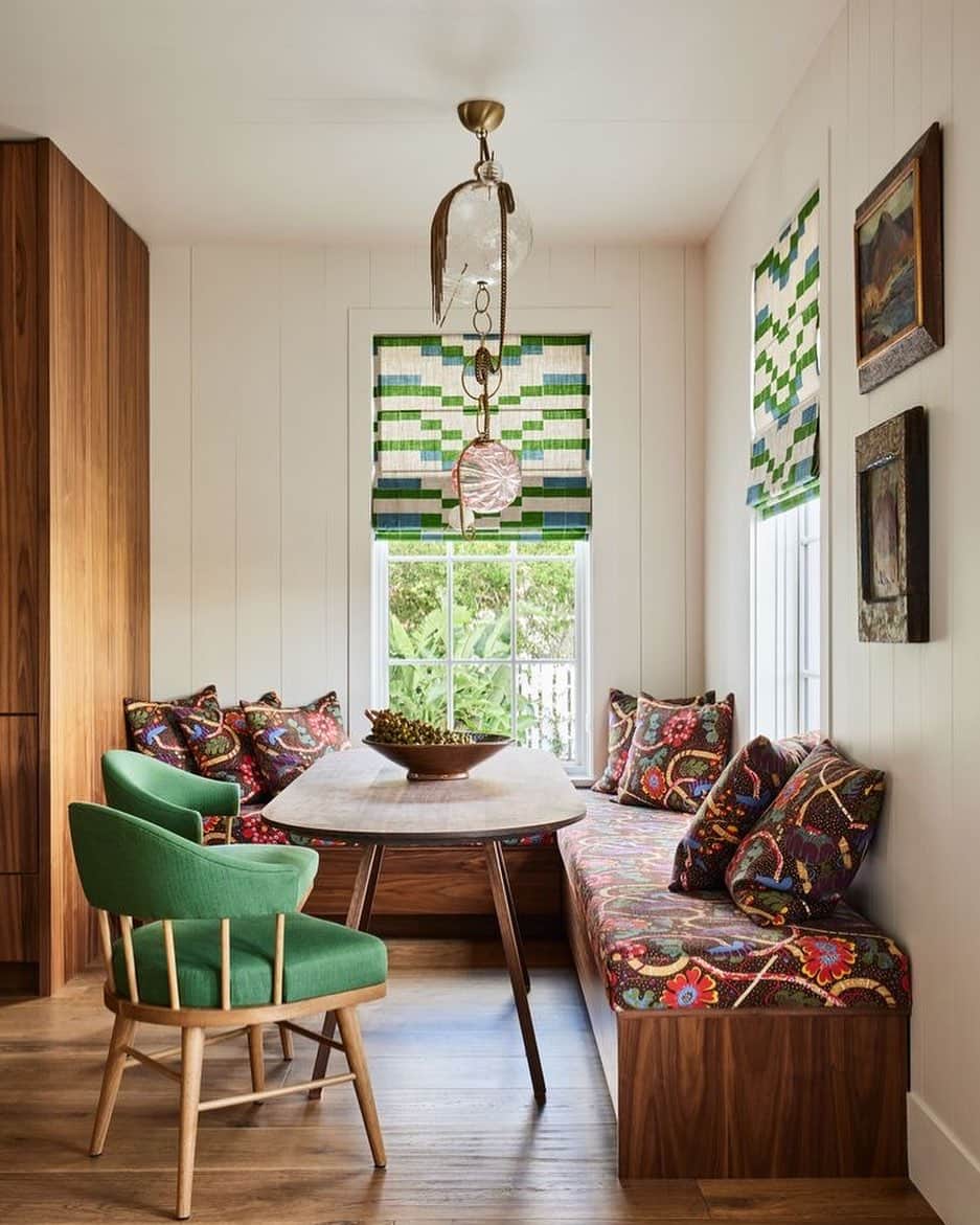 Homepolishのインスタグラム：「A builtin banquette is always a great way to maximize seating - decking it out in #joseffrank doesn’t hurt either. Loving this whole mix by designer Jennifer Bunsa, of her namesake studio @jenniferbunsa  As featured on #archdigest photo by Nicole Franzen @nicole_franzen   #homestyle #textilelove #interiordesign #builtins #banquette #fridayinspiration」