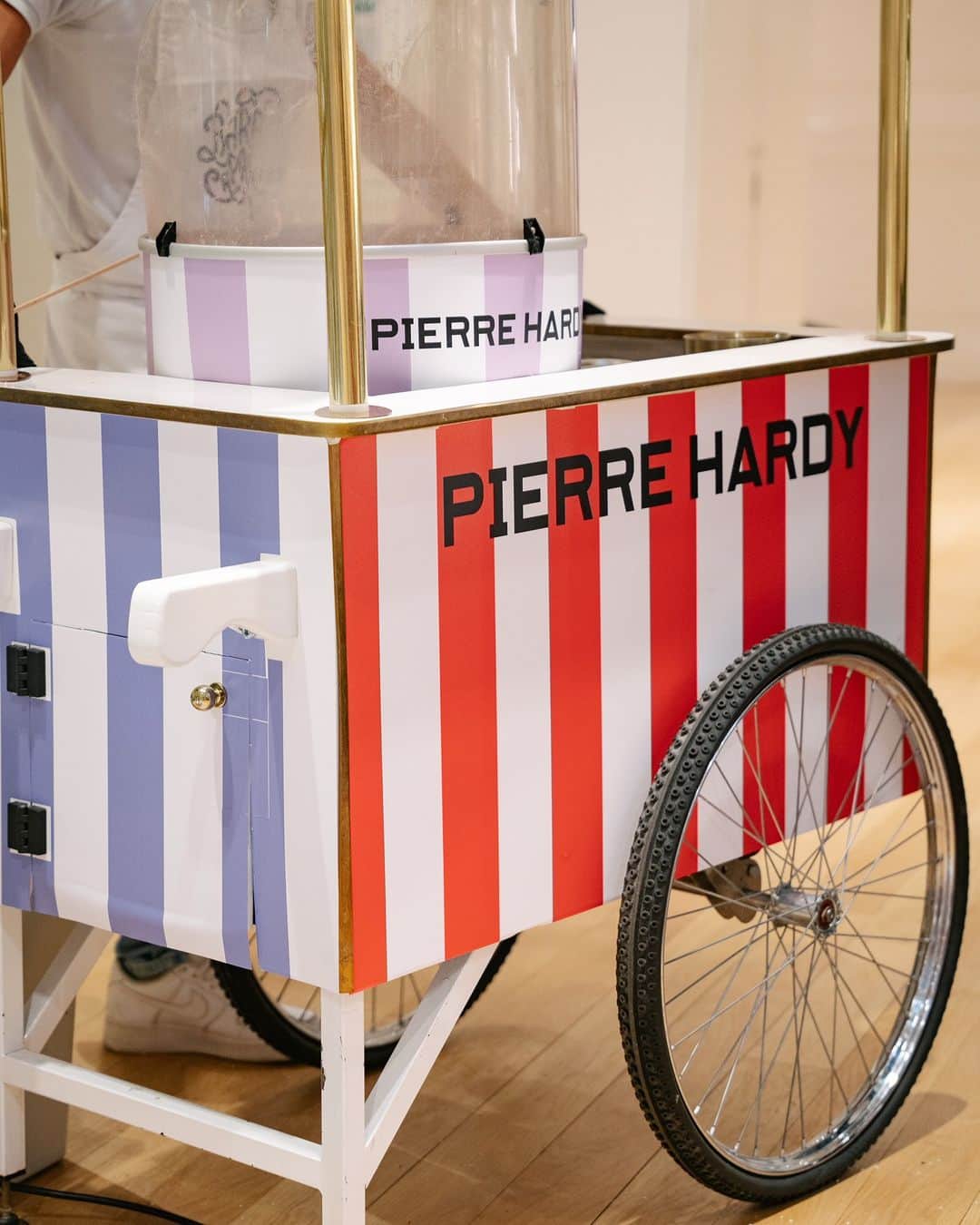 ピエール アルディのインスタグラム：「Visit our Pierre Hardy Pop-Up at @LeBonMarchéRiveGauche for a summer full of surprises…  #PierreHardy #PierreHardyFW23」