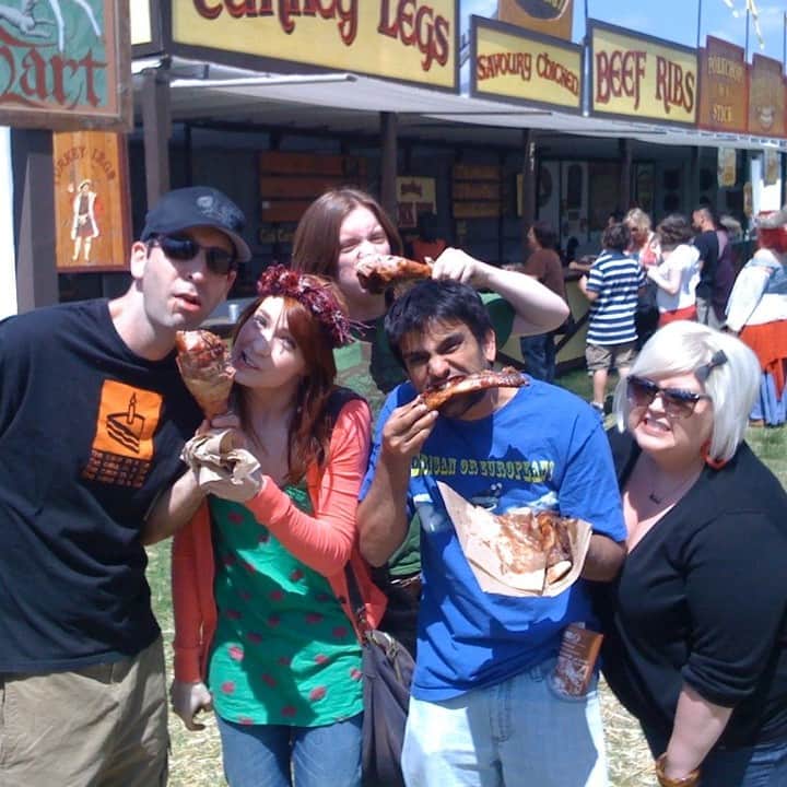 フェリシア・デイのインスタグラム：「MISSED #THROWBACKTHURSDAY but since it was the Guild's anniversary yesterday, I'm just deciding to post this anyway: Guildies at RenFair! Cuties!」