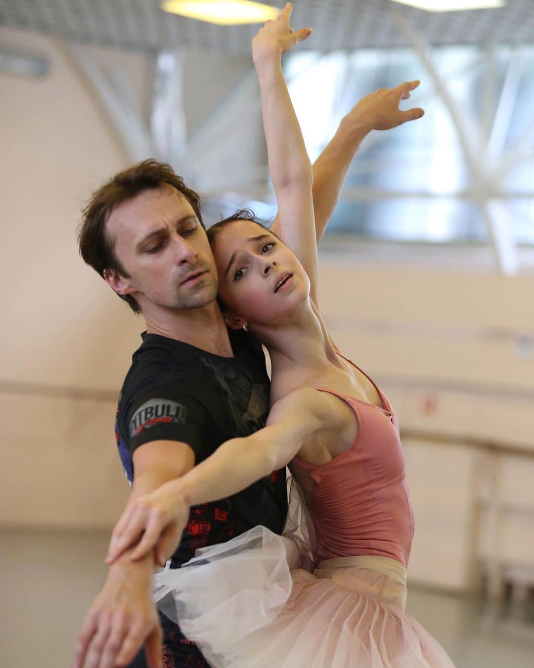 マリア・コーレワのインスタグラム：「Our “Swan Lake” story with @philipp_stepin - we dance tomorrow at the Mariinsky 🦢❤️ Toi toi toi to everyone 🙏🏻 Pictures by @silaavvakum   Наша с @philipp_stepin «Лебединая» история - завтра в Мариинском 🦢❤️ Удачи всем 🙏🏻 Фотографии @silaavvakum」