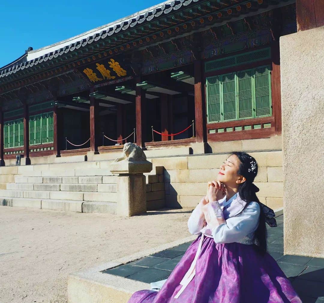 服部ひで子のインスタグラム：「吉本新喜劇座員総選挙👑開催中‼️  【 ７/２８日(金) 残り１７日】 皆様が投じてくれる票を信じて待つのみですわ🌈✨⤴️  いつも、ありがとうございます(｡-人-｡)🌱 ━━━━━━━━━━━━━━━━━━━━━━━ 🍀吉本座員総選挙2023🍀  ◆10/8(日)「吉本新喜劇まつり」の出演者を決める総選挙。  ◆上位２５名 ＋ 世代別じゃんけんの勝者５名。  ◆投票期間【6/28～8/13】  ◆１日１回投票可能。(座員３名を選出) ━━━━━━━━━━━━━━━━━━━━━━━ 投票ページ(吉本新喜劇座員総選挙ホームページ)へのアクセスは、ストーリーズにリンク貼っております💡  【 投票の方法 】 1️⃣よしもとチケットサイト   FANY IDへ登録(無料)。  2️⃣吉本新喜劇座員総選挙HPへアクセス   １日１回、座員３名を選んで投票。  #吉本新喜劇  #服部ひで子 #吉本新喜劇座員総選挙」