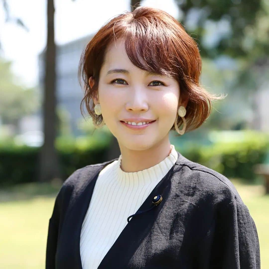 水野友貴のインスタグラム：「事務員がふと撮ってくれた写真をSNSのアイコンに変えています📸 40代に突入し、落ち着いた自然な雰囲気が気に入っています☺️ 目尻のシワやら歳とともに増えていくものも大切に、そのままに✨  #アイコン画像 変えました。 #千葉県議会議員  #水野ゆうき」