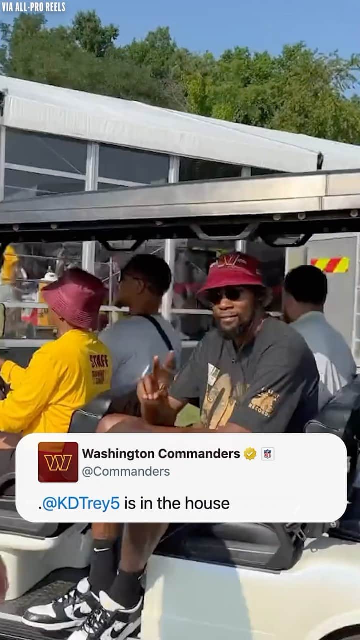 ワシントン・レッドスキンズのインスタグラム：「Special guest at @commanders camp 🤩  🎥: @allproreels」