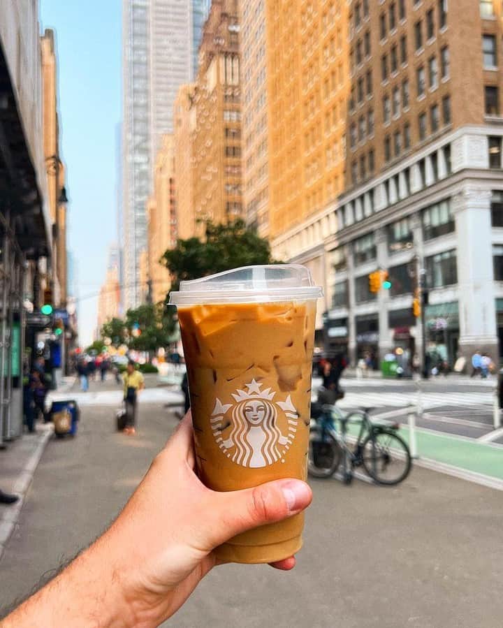 Starbucksのインスタグラム：「Hellooo, summer Friday. ☀️ 📷: @detvarmindag」