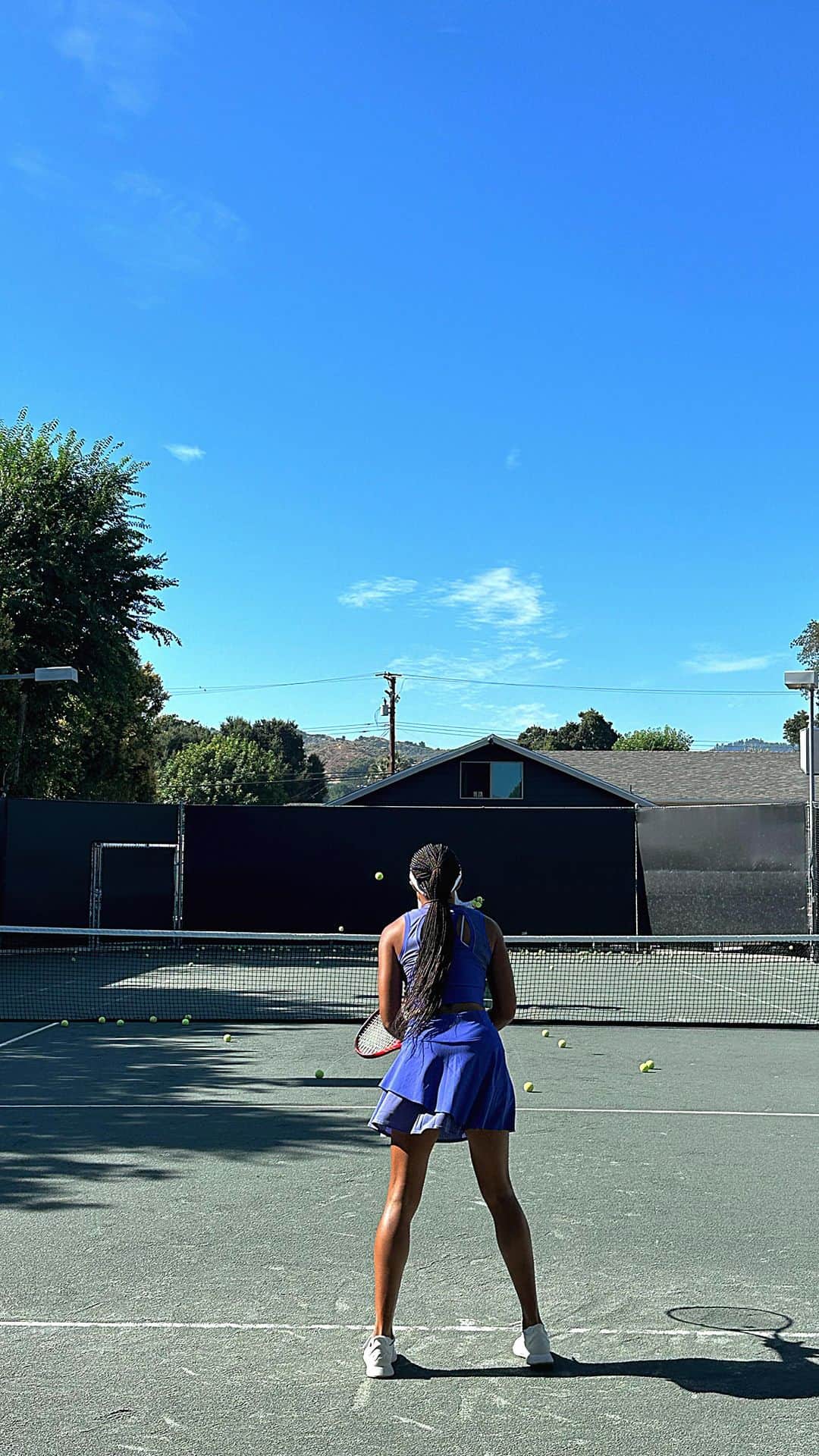 アリソン・フェリックスのインスタグラム：「It’s a season of firsts for me now that I’m not on the track everyday. So I’m swapping out the spikes for the racket this summer and looking the part wearing @athleta. I’m finding so much joy in this new way of moving my body.」