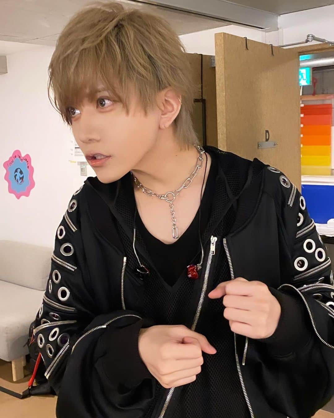 あげいんのインスタグラム：「変な格好で変な顔の写真、事故ってTwitterに全顔であげちゃったのでどうにでもなれです」