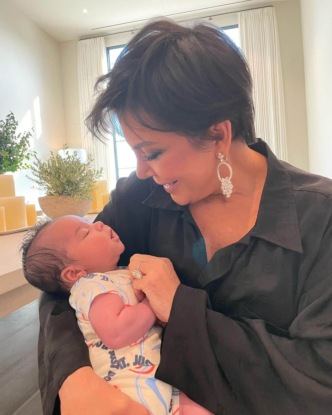 クリス・ジェンナーさんのインスタグラム写真 - (クリス・ジェンナーInstagram)「Happy, happy birthday to my grandson Tatum, our beautiful little love bug, whose smile lights up a room! Thank you for bringing even more love into our hearts, and for your precious personality and your sweet, sweet, happy spirit every single day. You are such a blessing and I love you to the moon and back!!! Thank you for the laughter, the fashion shoots, the ability to crawl faster than anyone I’ve ever met, and the way you bring me such a calm whenever I get my hugs… I’m honestly in awe of how you look exactly like uncle Rob. It’s wild and I love it!!!! I love you my amazing Tatum!!! I love you my sweet boy😍🙏🏼❤️🥳🥰🎂🙏🏼 @khloekardashian @realtristan13」7月29日 0時16分 - krisjenner