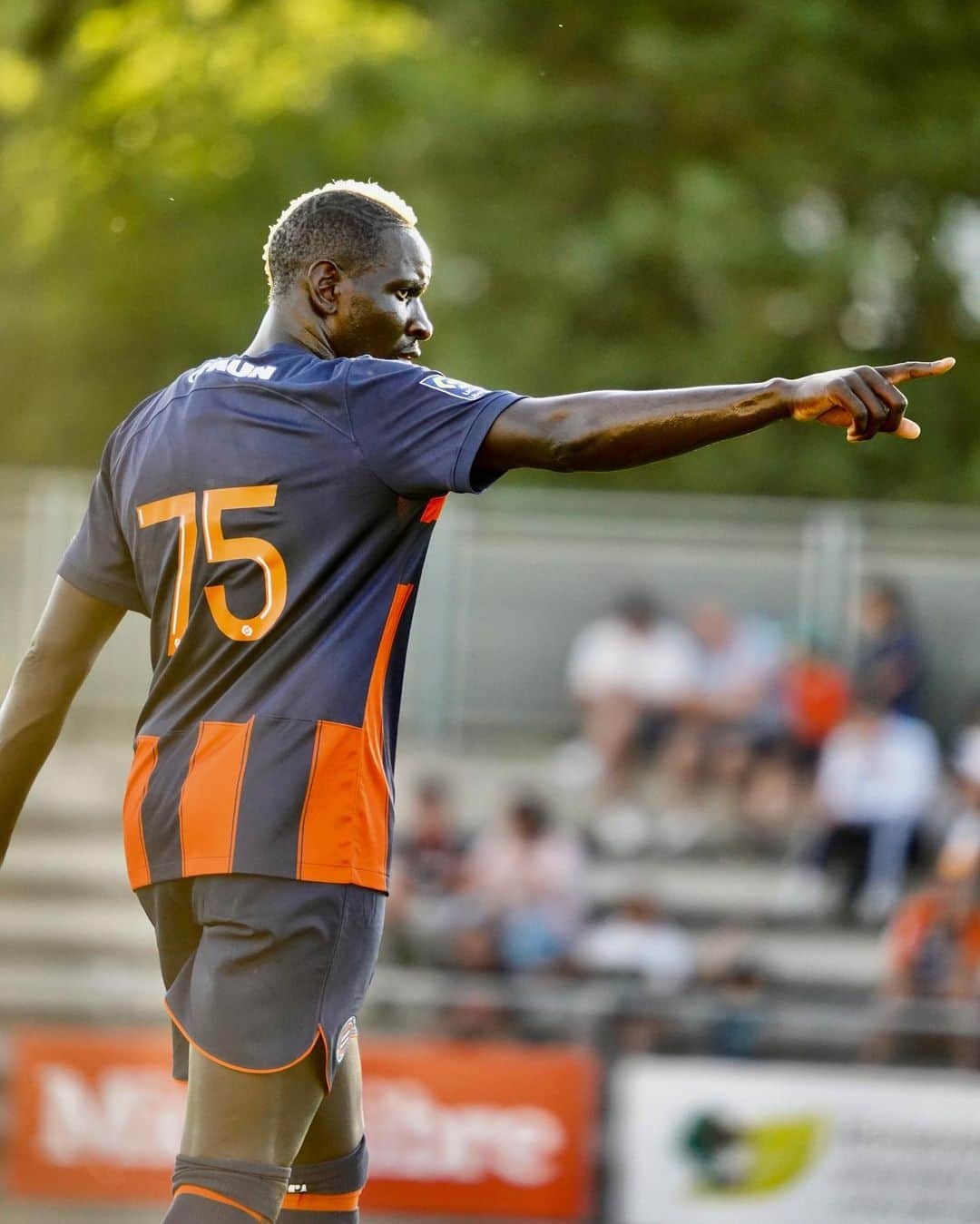 ママドゥ・サコーのインスタグラム：「Toujours aller de l’avant 👉🏿👊🏿 #TeamSakho #75 #Presaison  @mhscofficiel」