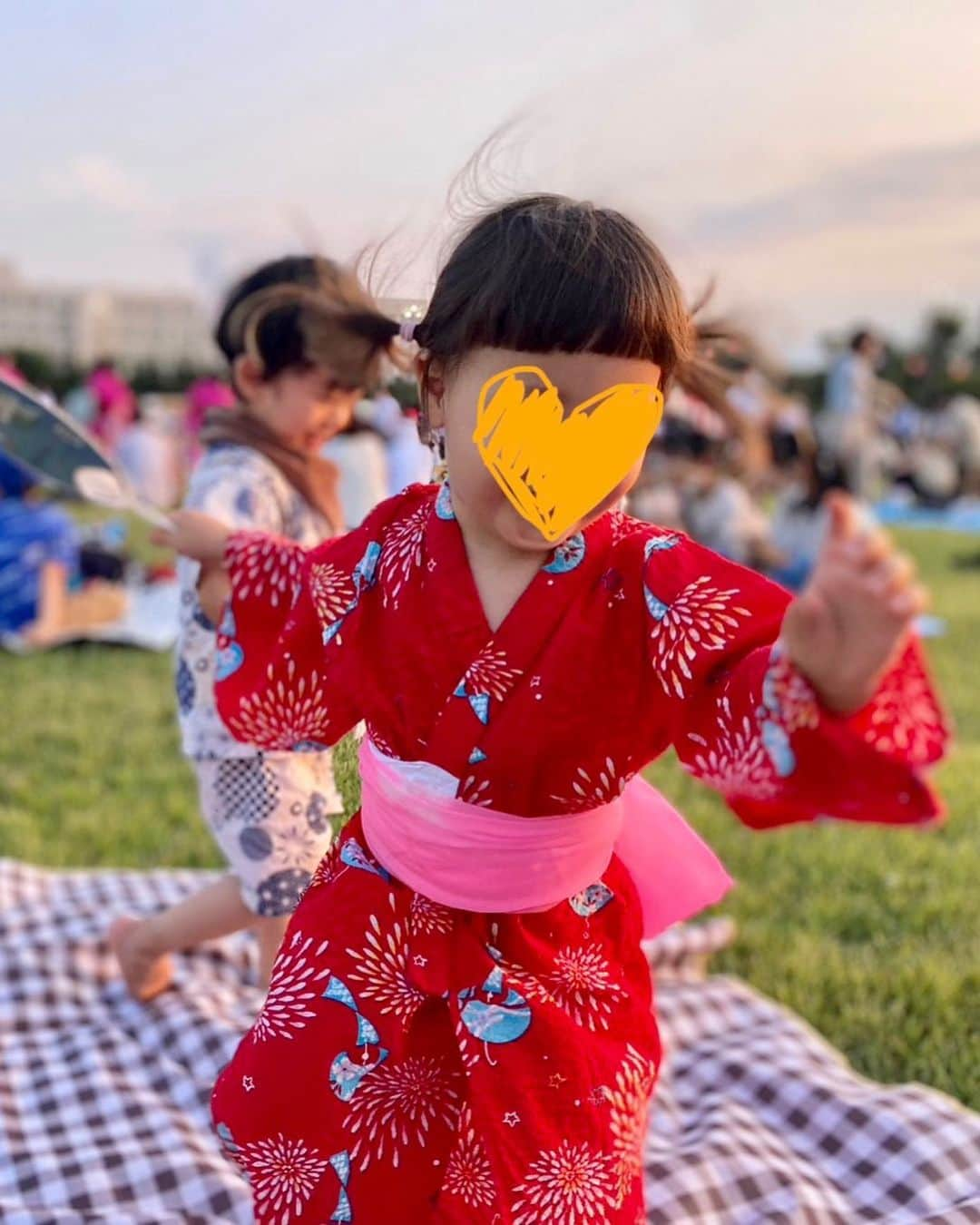 Anji SALZさんのインスタグラム写真 - (Anji SALZInstagram)「Summer is here in all its glory 🎆👘🏮🎐 I look like a mess but had only 5 mins to get me and the kids ready and also baby wearing and breastfeeding so 😂😂 Wearing the @salzkimono Axolotl yukata though and got lots of compliments on it 😅💕 And a bum bag to keep my valuables because I wasn’t sure how crowded / hectic this summer festival would be.   Do you like fireworks or don’t care much?   夏が来たああー🎐👘🎆🏮💕 おんぶや授乳してるから、かなりぐちゃぐちゃだけど、@salzkimono のオリジナル ウーパールーパー浴衣でお出かけ。人混みは心配で貴重品をウエストポーチに😅  お祭りは好き？今年はどこかに参加しますか？  #summer #yukata #japanesesummer #japanesefestival #axolotl #kidskimono #japan #tokyo #bonodori #familyouting #summerkimono #japanesekimono #浴衣 #子供浴衣 #夏祭 #盆踊り #浴衣コーデ #普段着物 #子供着物 #ウーパールーパー」7月29日 0時20分 - salztokyo