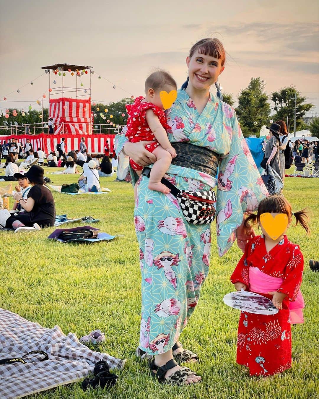 Anji SALZのインスタグラム：「Summer is here in all its glory 🎆👘🏮🎐 I look like a mess but had only 5 mins to get me and the kids ready and also baby wearing and breastfeeding so 😂😂 Wearing the @salzkimono Axolotl yukata though and got lots of compliments on it 😅💕 And a bum bag to keep my valuables because I wasn’t sure how crowded / hectic this summer festival would be.   Do you like fireworks or don’t care much?   夏が来たああー🎐👘🎆🏮💕 おんぶや授乳してるから、かなりぐちゃぐちゃだけど、@salzkimono のオリジナル ウーパールーパー浴衣でお出かけ。人混みは心配で貴重品をウエストポーチに😅  お祭りは好き？今年はどこかに参加しますか？  #summer #yukata #japanesesummer #japanesefestival #axolotl #kidskimono #japan #tokyo #bonodori #familyouting #summerkimono #japanesekimono #浴衣 #子供浴衣 #夏祭 #盆踊り #浴衣コーデ #普段着物 #子供着物 #ウーパールーパー」