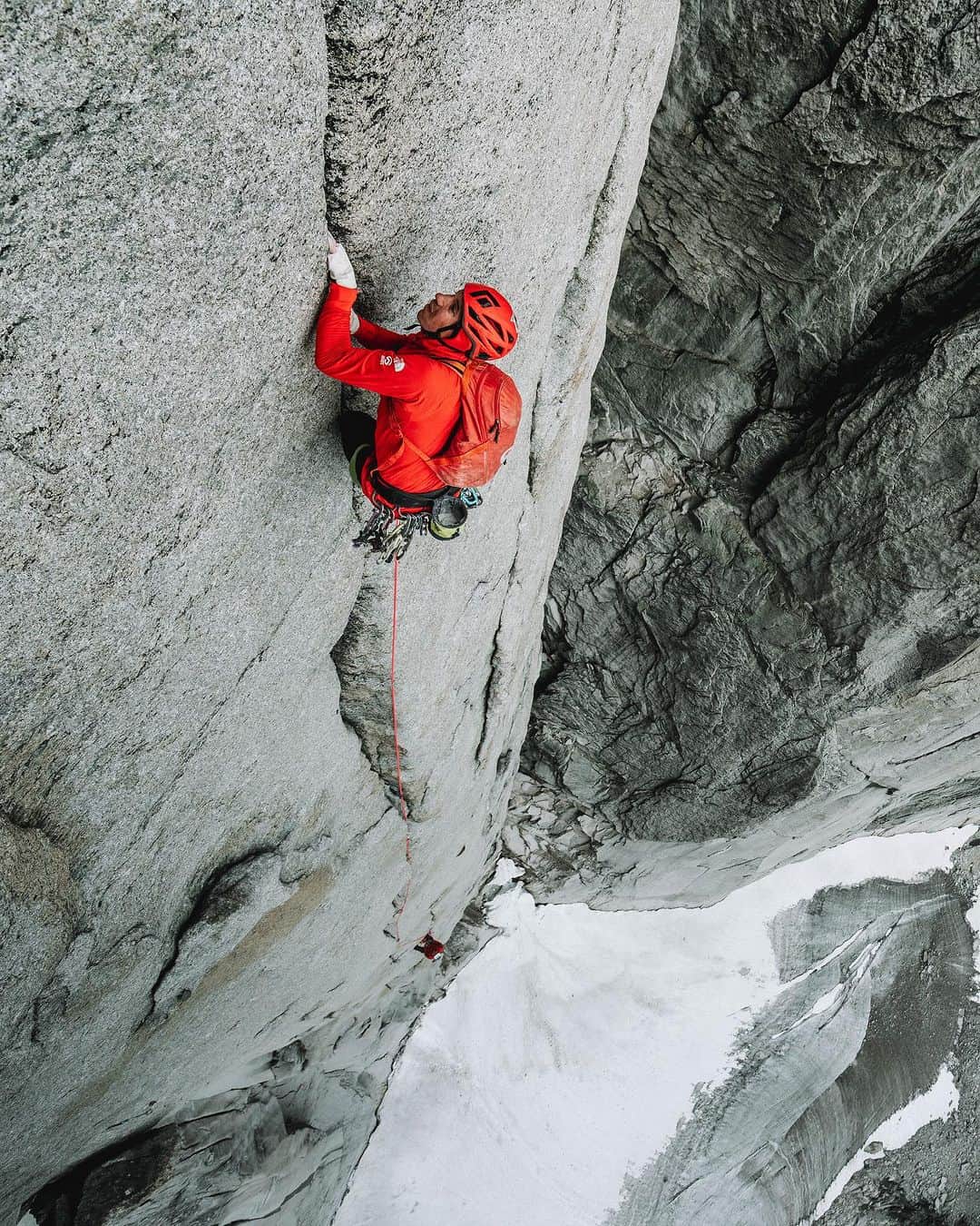 アレックス・オノルドのインスタグラム：「We just got out from climbing in the Bugaboos - we climbed each of the Howser towers and generally had a good time sampling some fine alpine granite.  One of the highlights was camping with @willstanhope and @sonnietrotter, two of Canada’s finest climbers and longtime friends. They were technically there as riggers, helping to equip ropes on one of the walls so that we could document the climbs, but that was a bit of a waste of their talents. It’s like hiring Clark Kent as a journalist - sure he can do a great job, but it’s not his highest calling. But it was fun to all hang out on some walls together.  Pictures, as always, by @Taylor._shaffer.」