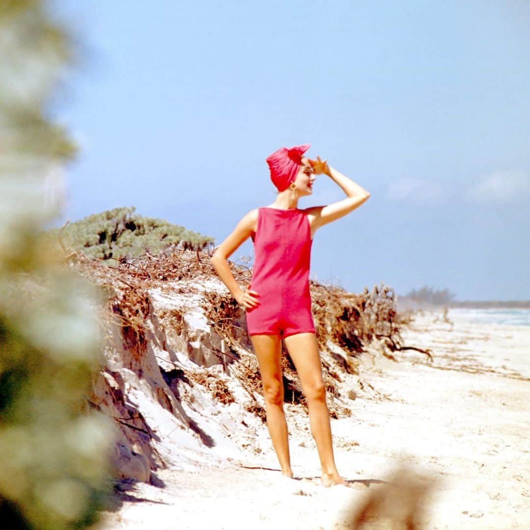 lifeさんのインスタグラム写真 - (lifeInstagram)「Women modeling beach fashion, Cuba, 1956. 🏖️  Click the link in bio to see more from this playful shoot!   (📷 Gordon Parks/LIFE Picture Collection)  #LIFEMagazine #LIFEArchive #GordonParks #1950s #Cuba #Beach #FashionFriday #Beachwear #Summer」7月29日 0時30分 - life
