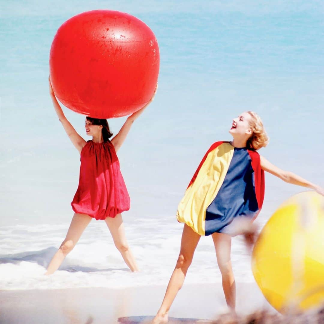 lifeさんのインスタグラム写真 - (lifeInstagram)「Women modeling beach fashion, Cuba, 1956. 🏖️  Click the link in bio to see more from this playful shoot!   (📷 Gordon Parks/LIFE Picture Collection)  #LIFEMagazine #LIFEArchive #GordonParks #1950s #Cuba #Beach #FashionFriday #Beachwear #Summer」7月29日 0時30分 - life