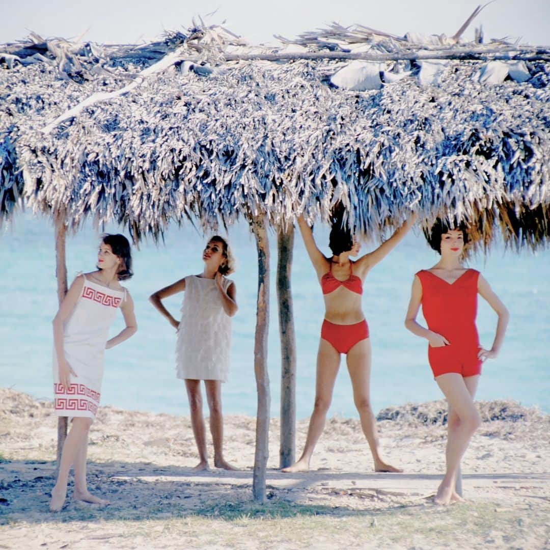 lifeさんのインスタグラム写真 - (lifeInstagram)「Women modeling beach fashion, Cuba, 1956. 🏖️  Click the link in bio to see more from this playful shoot!   (📷 Gordon Parks/LIFE Picture Collection)  #LIFEMagazine #LIFEArchive #GordonParks #1950s #Cuba #Beach #FashionFriday #Beachwear #Summer」7月29日 0時30分 - life